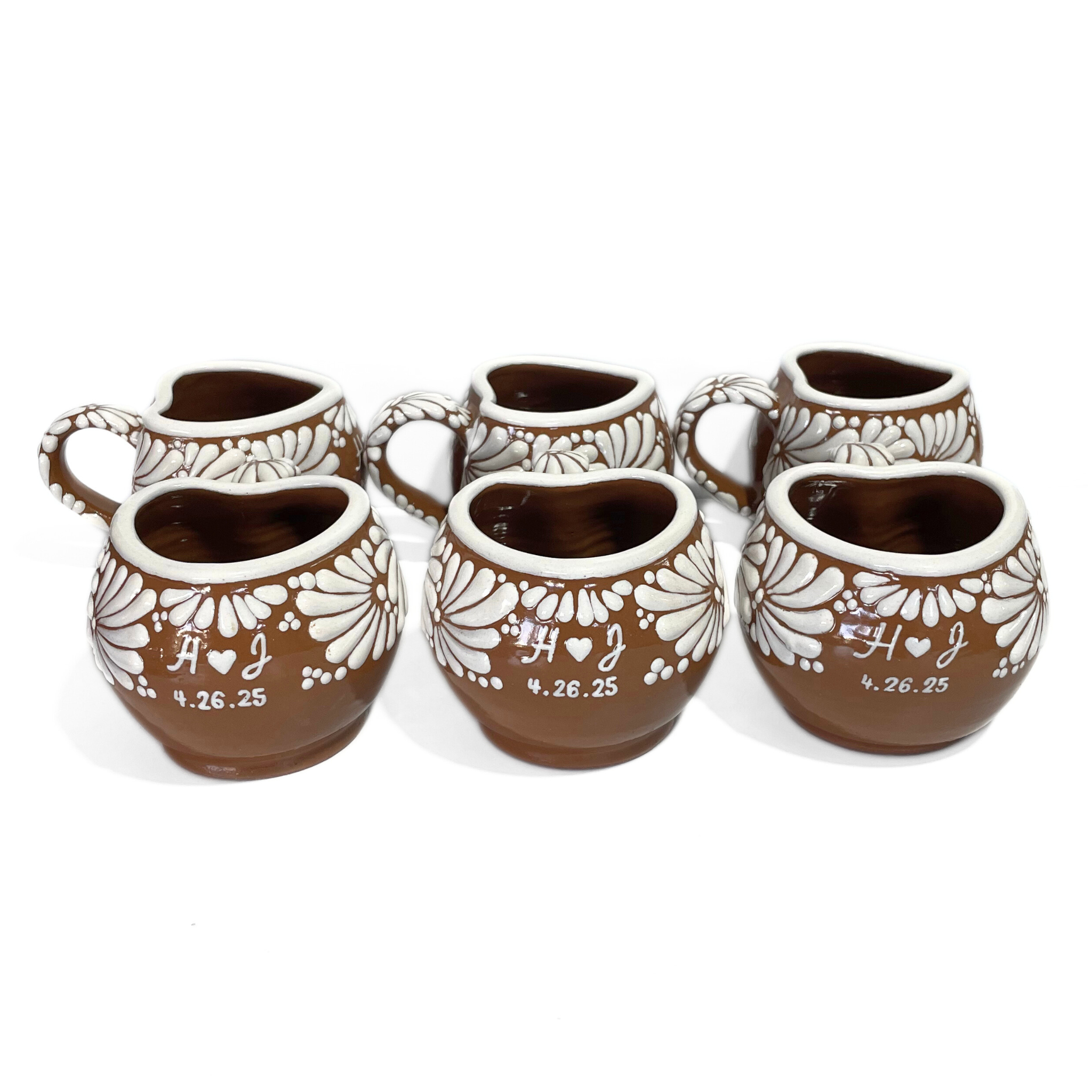 PAQUETE TAZA CHOCOLATERA MEDIANA  FONDO CAFE MIK CENEFA BLANCO INICIALES CORAZON Y FECHA
