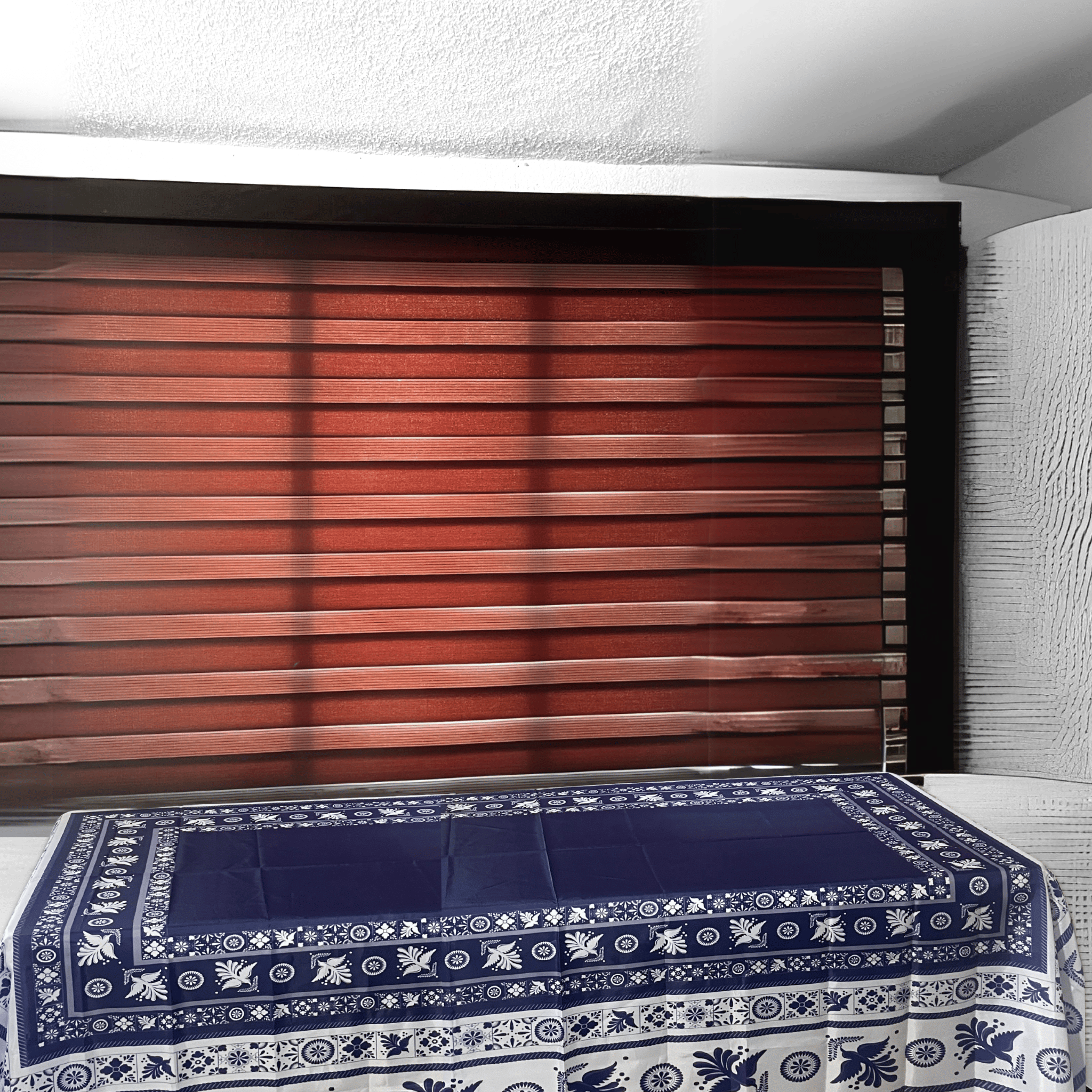 MANTEL PARA MESA AVES Y FLORES BLANCO Y AZUL