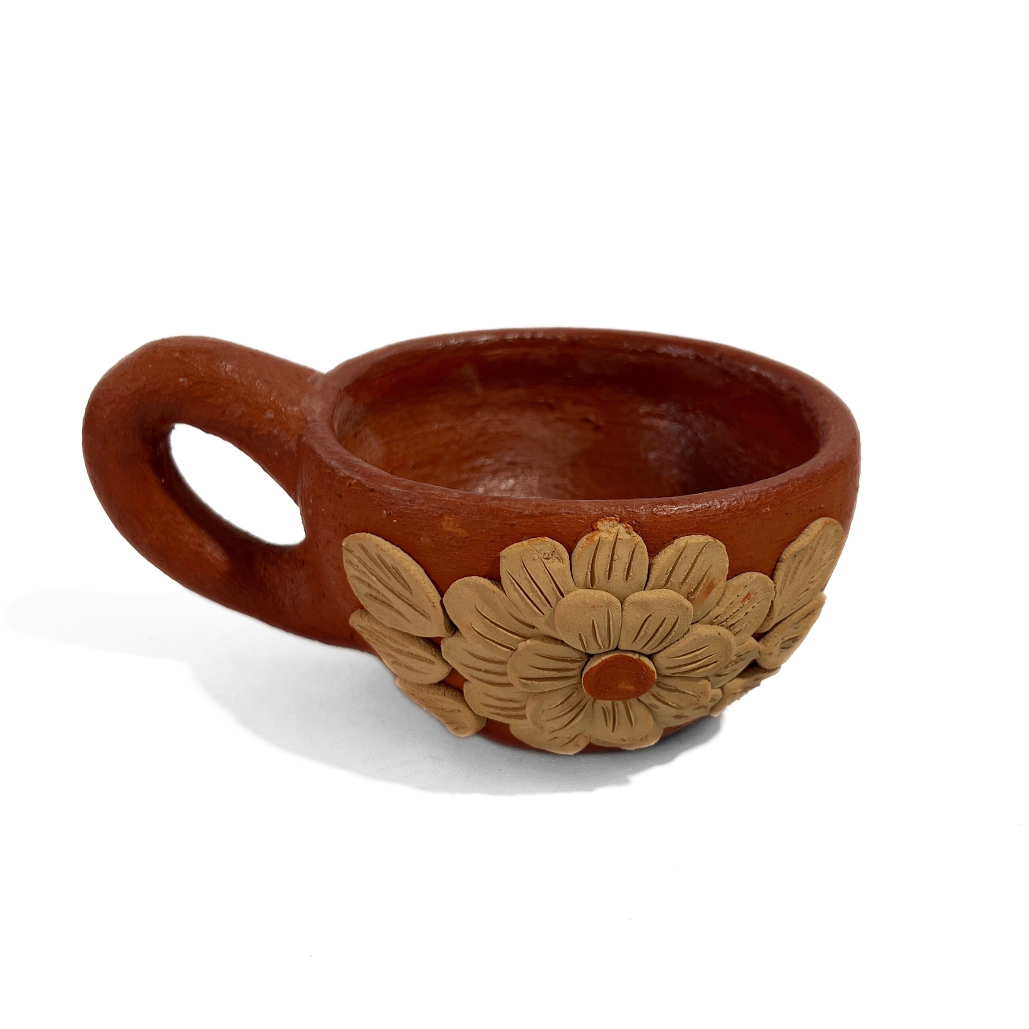 TAZA REDONDA BARRO ROJO FLOR DOBLE BARRO BLANCO