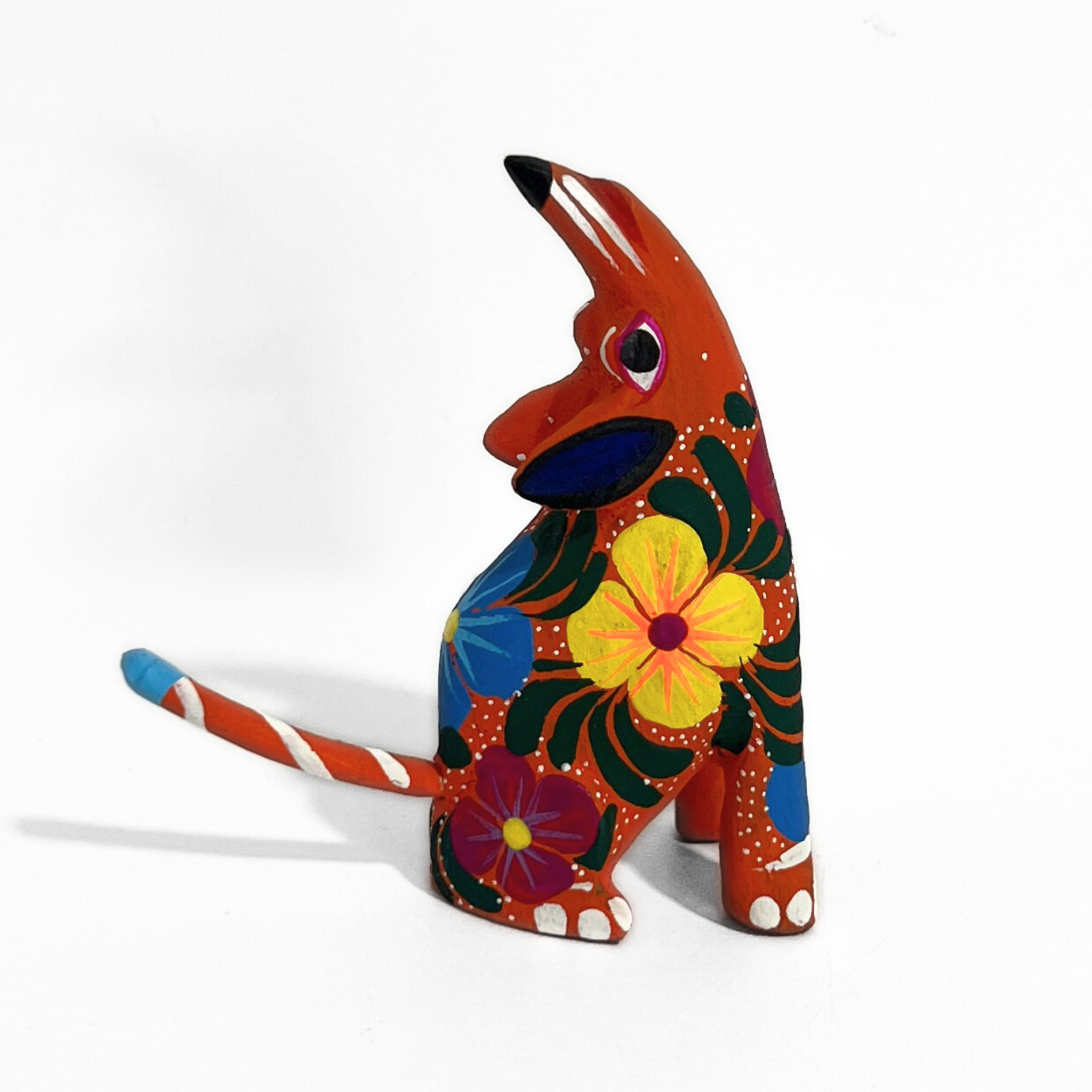 ALEBRIJE DE MADERA COYOTE FLORES COLA AZUL