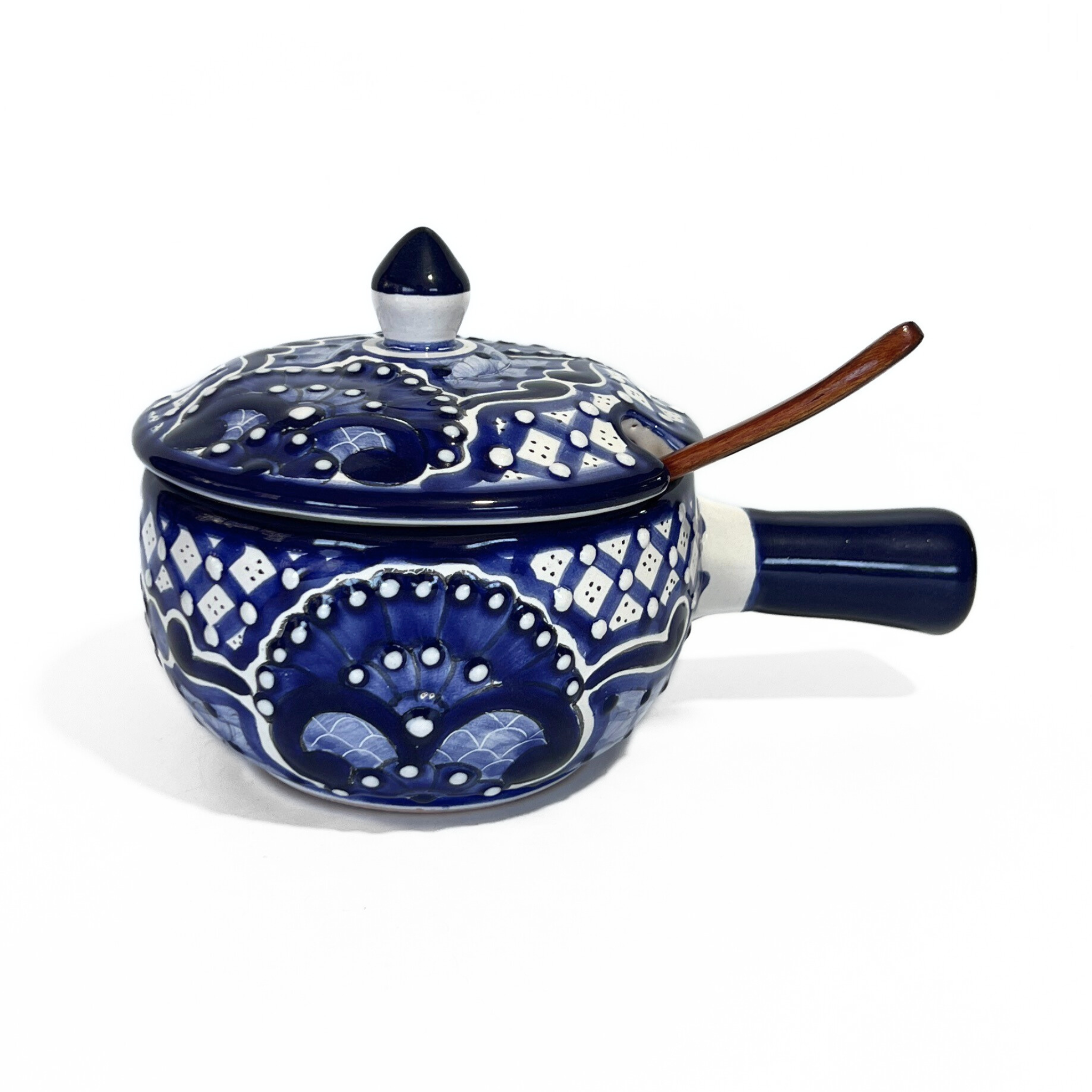 SALSERA TIPO CACEROLA CON ASA Y CUCHARA DE MADERA FONDO TRADICIONAL FLORES AZUL COBALTO