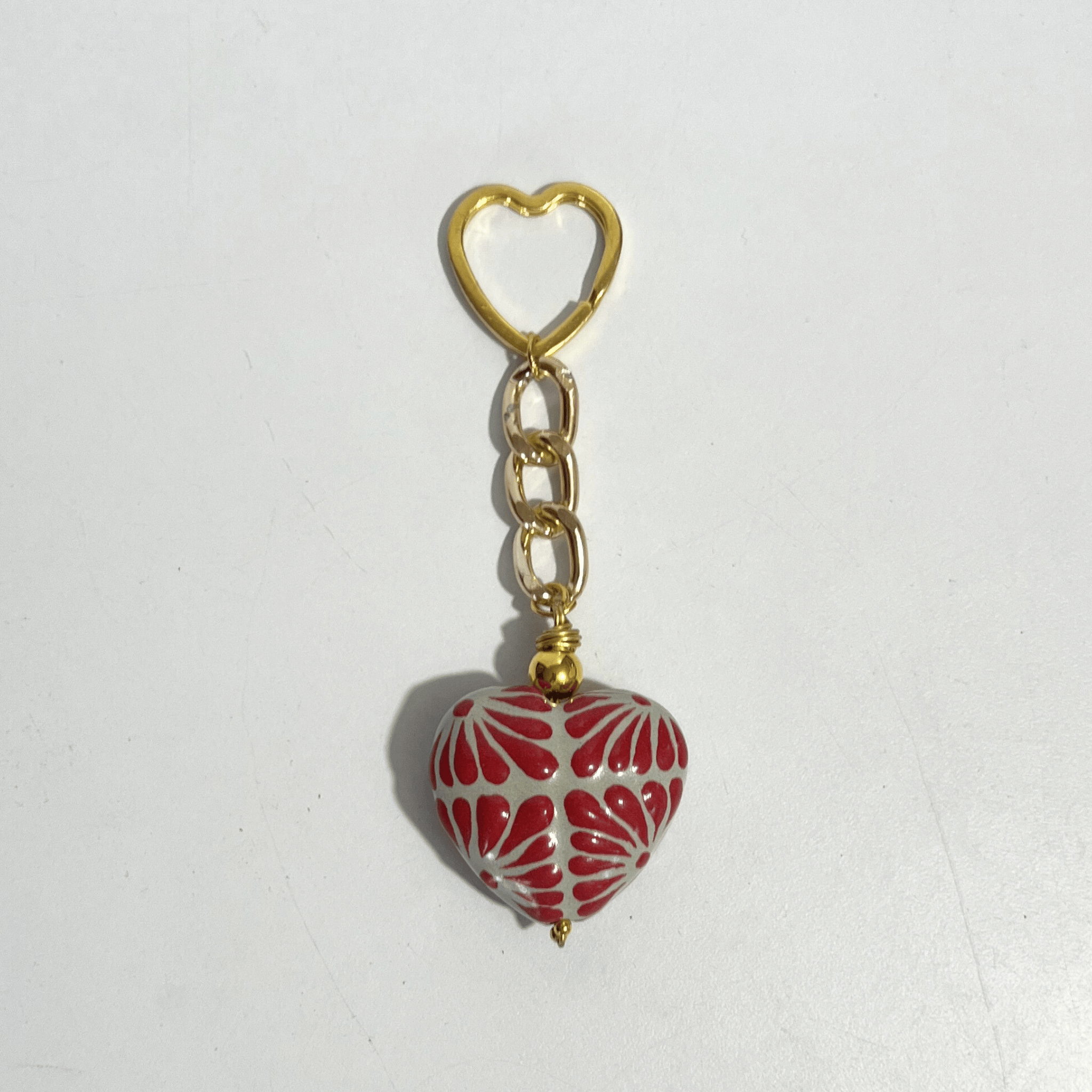 LLAVERO CORAZON INFLADO FONDO TRADICIONAL DECORADO ROJO
