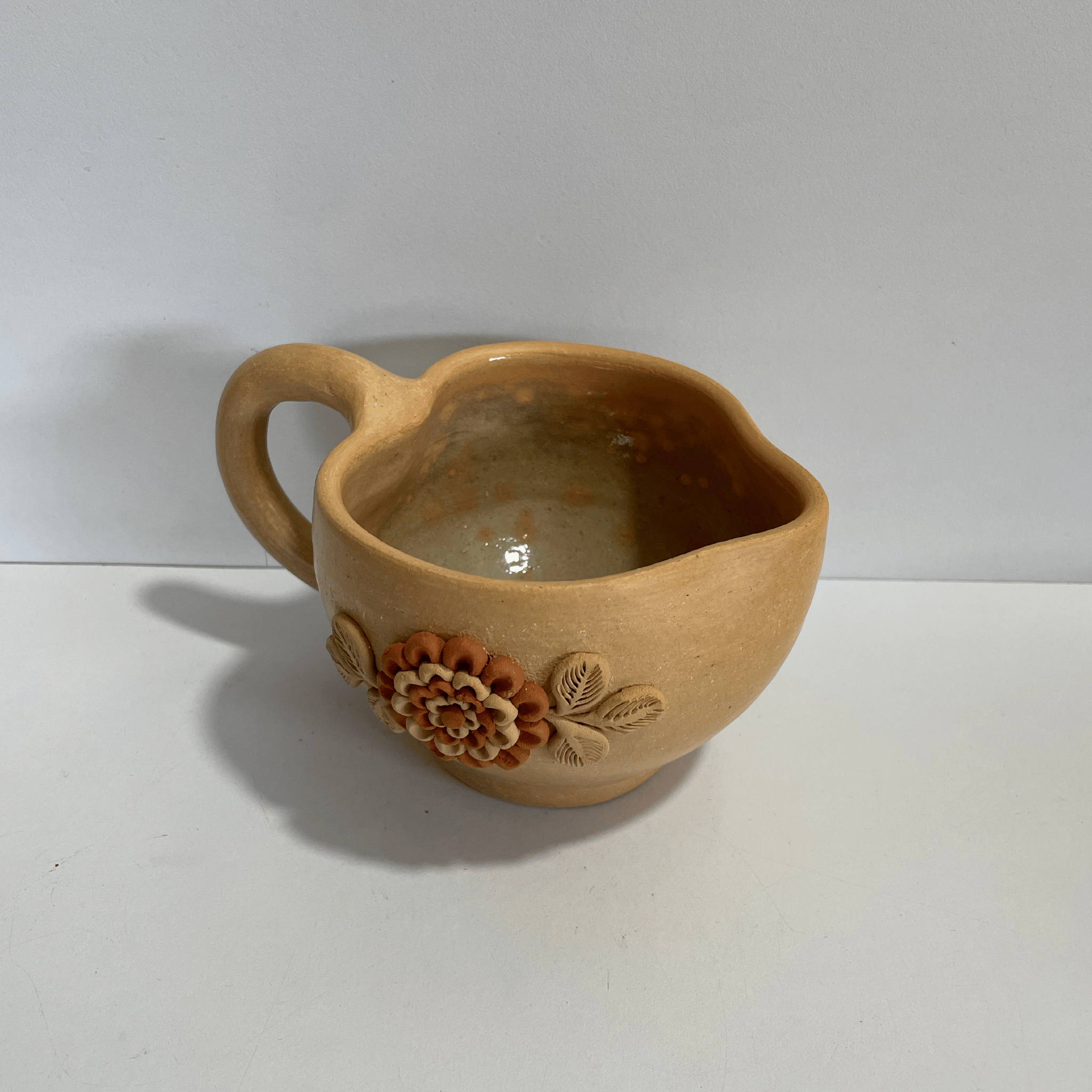 TAZA CORAZON BARRO BORDADO BLANCO Y ROJO