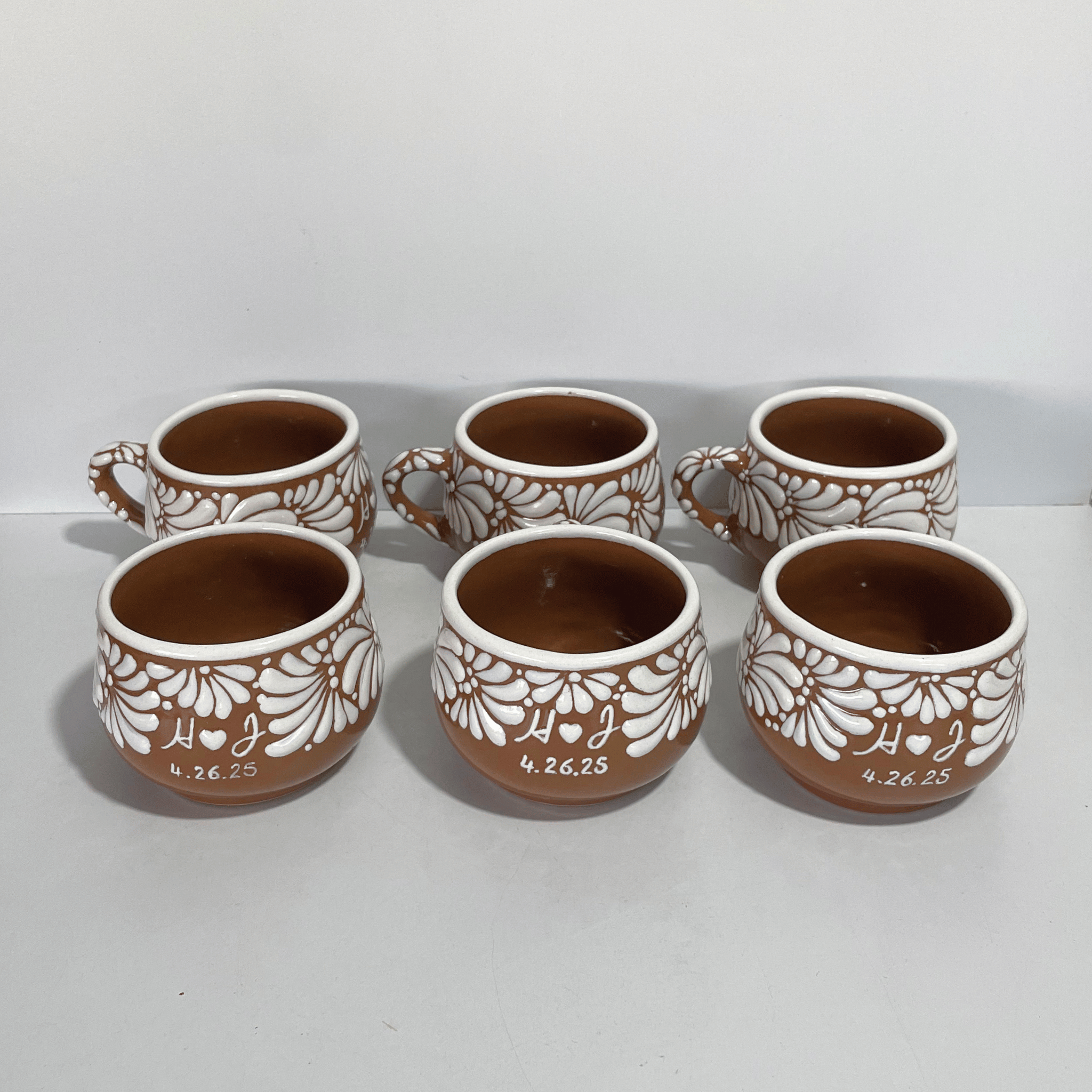 PAQUETE TAZA CHOCOLATERA MEDIANA FONDO CAFE MIK CENEFA BLANCO INICIALES CORAZON Y FECHA