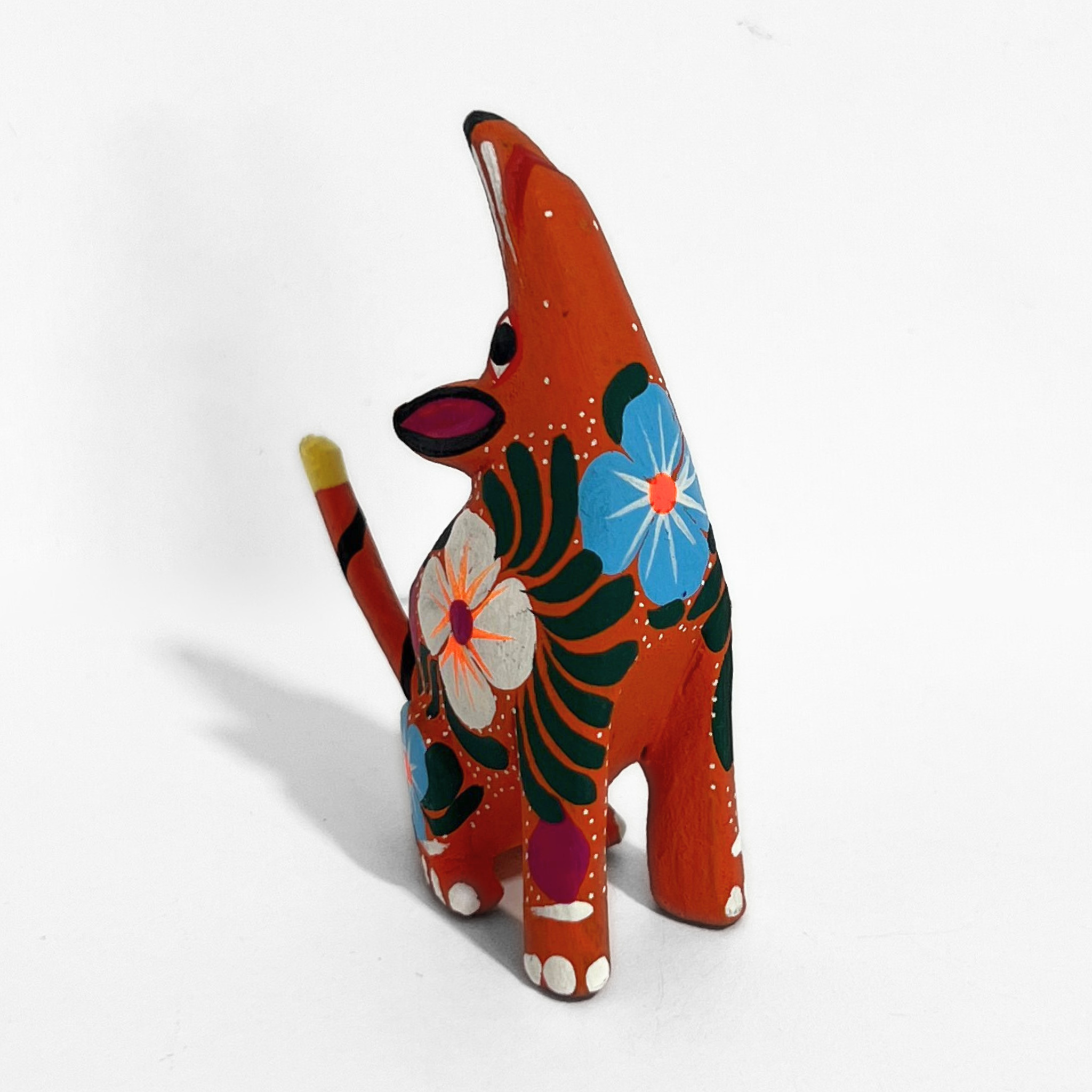 ALEBRIJE DE MADERA COYOTE FLORES COLA AMARILLA