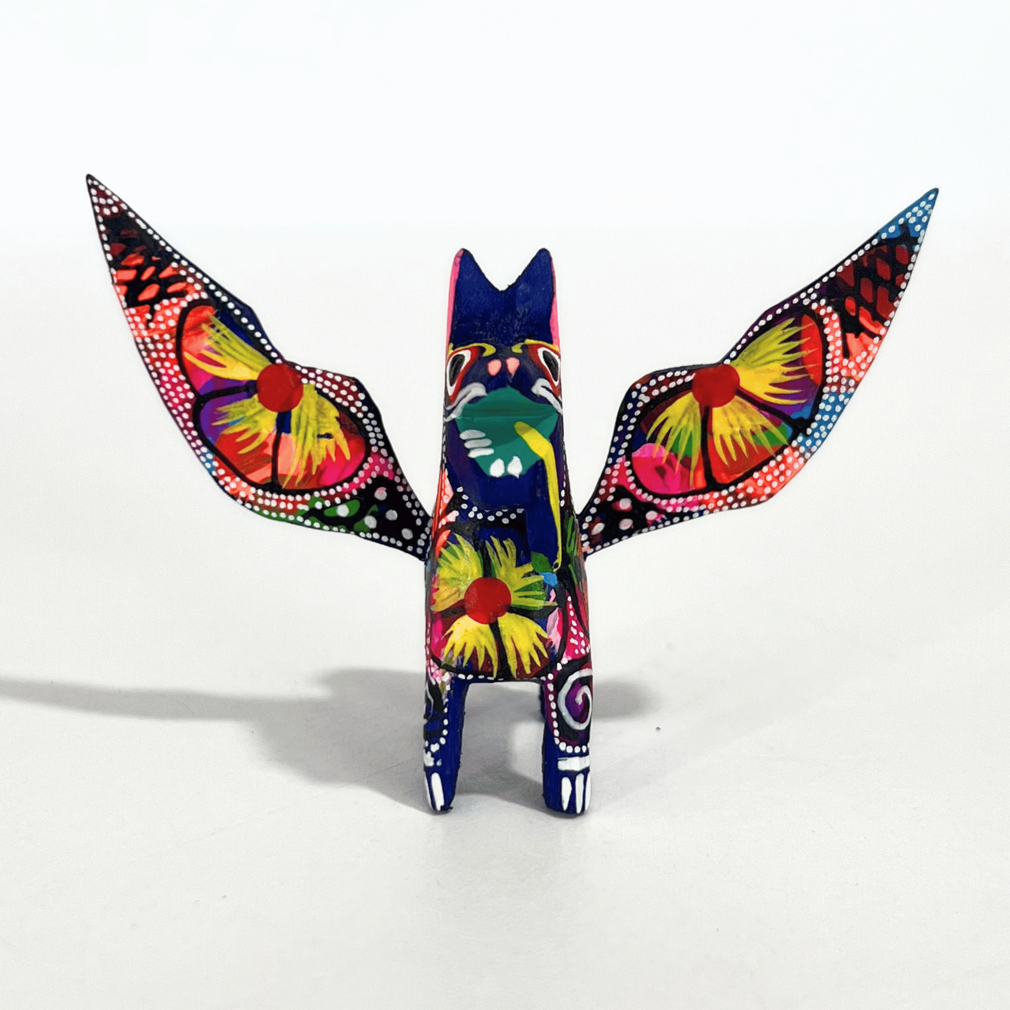ALEBRIJE DE MADERA PERRO AZUL FLORES MULTICOLOR