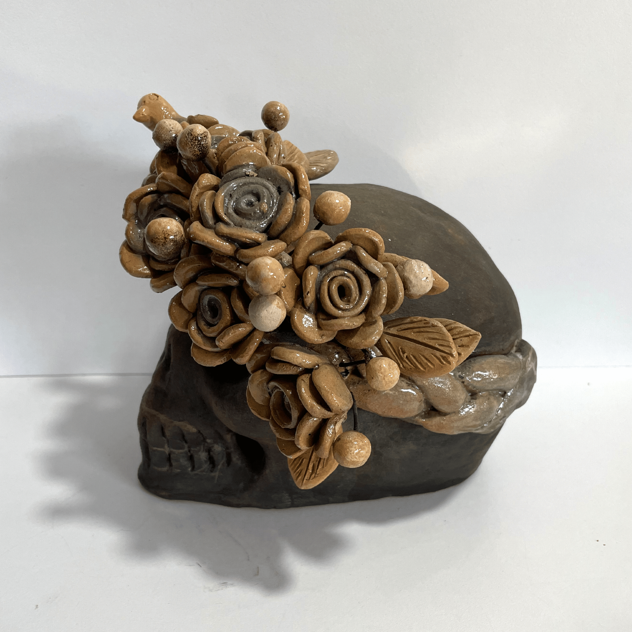 CALAVERA BARRO BORDADO Y AHUMADO