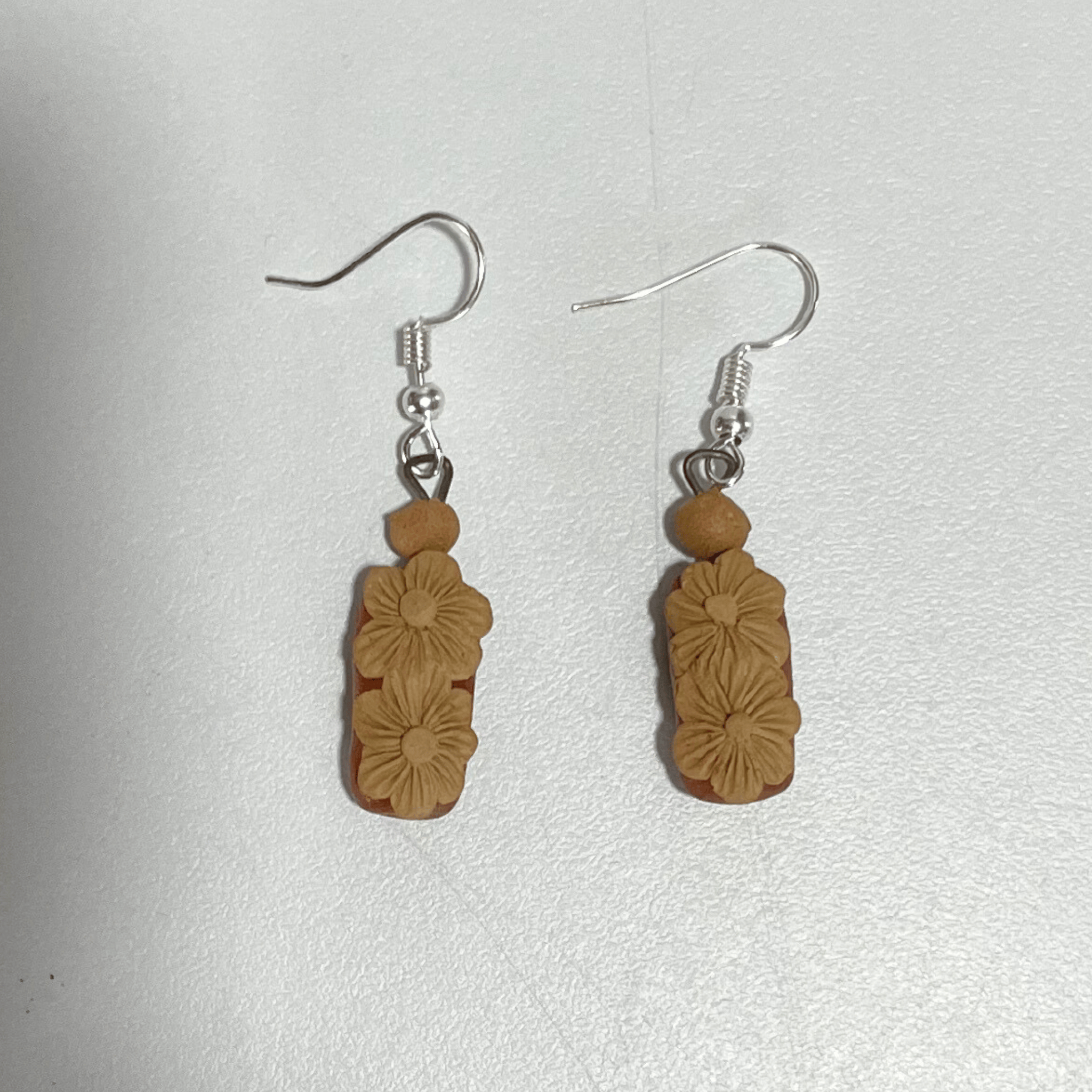 ARETES CON FLORES BARRO BLANCO Y ROJO BORDADO