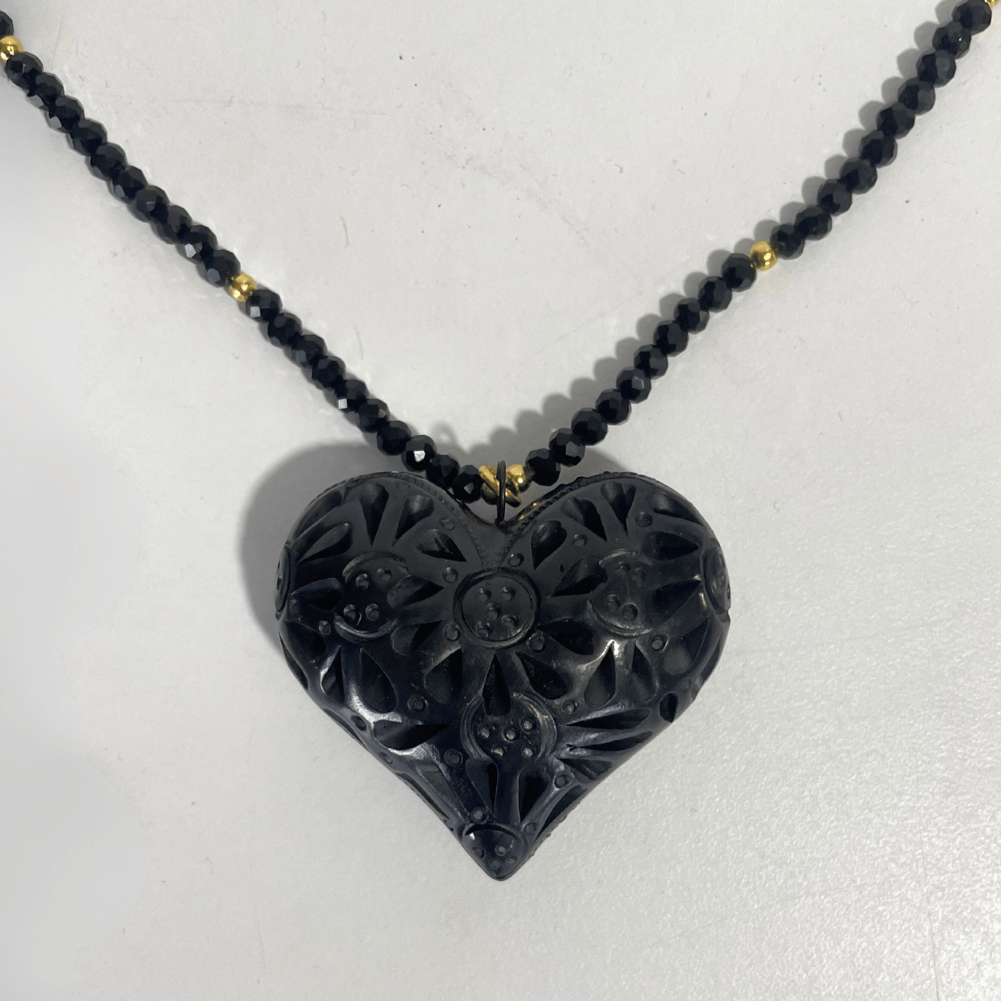 COLLAR DIJE DE CORAZON BARRO NEGRO
