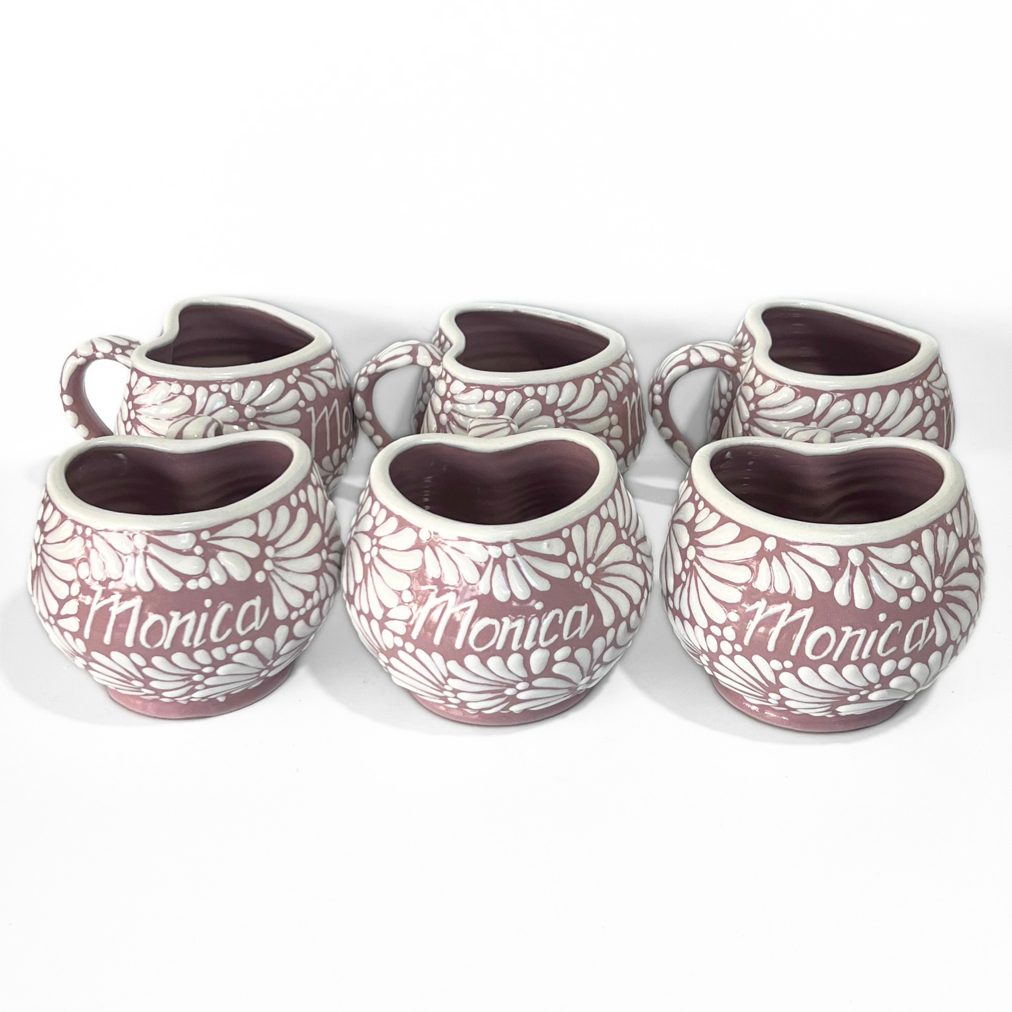 TAZA FORMA CORAZON CHOCOLATERA GRANDE 8 CARACTERES FONDO ROSA MIK BLANCO PERSONALIZADO