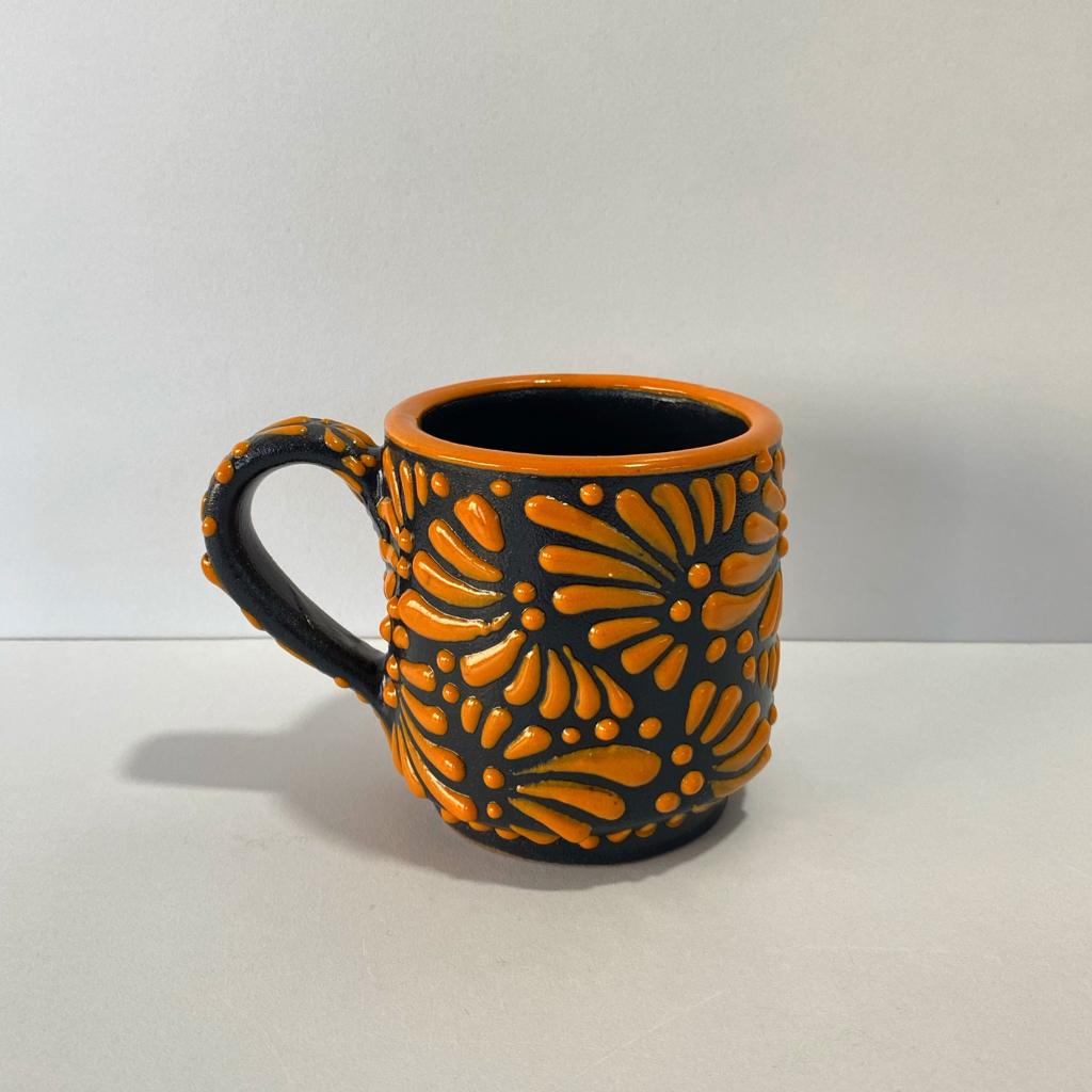 TAZA RECTA ESTANDAR FONDO NEGRO DECORADO NARANJA MIK