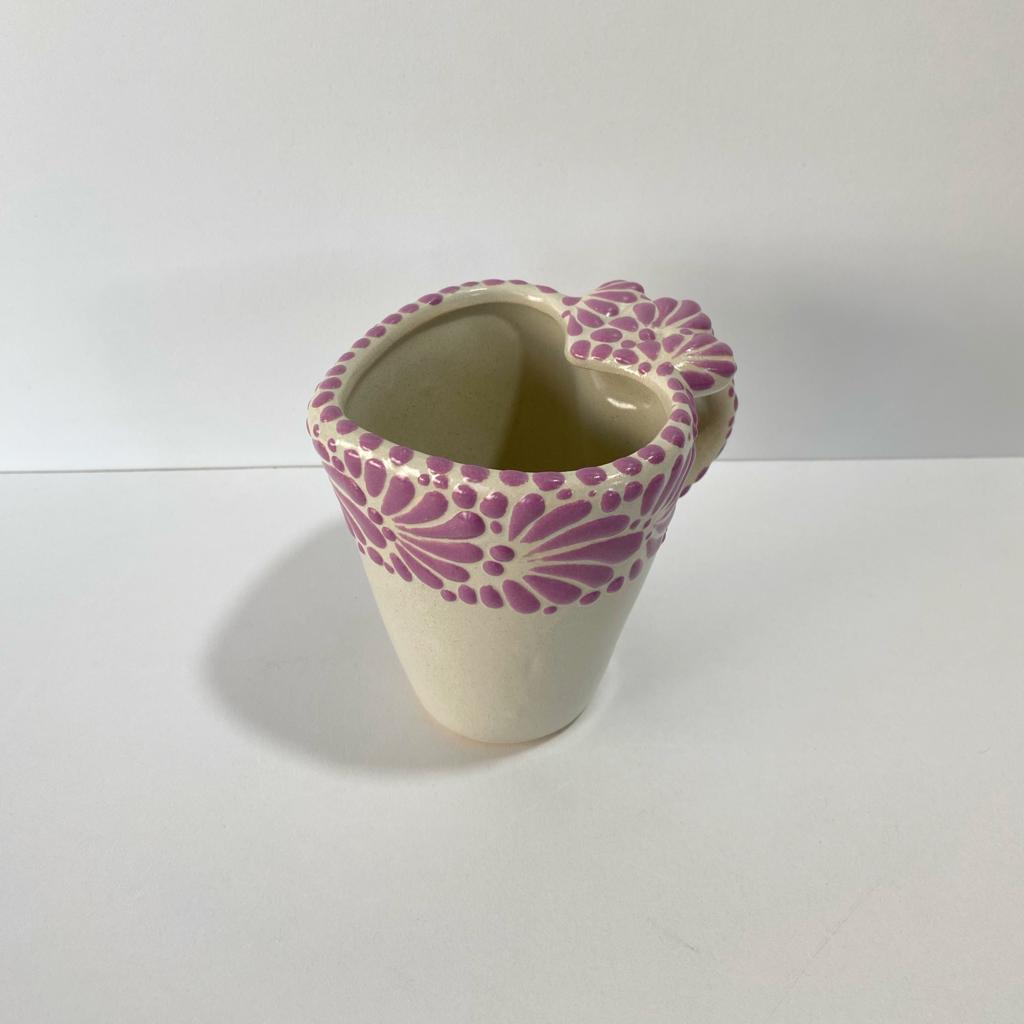 TAZA FORMA DE CORAZON DECORADO MORADO