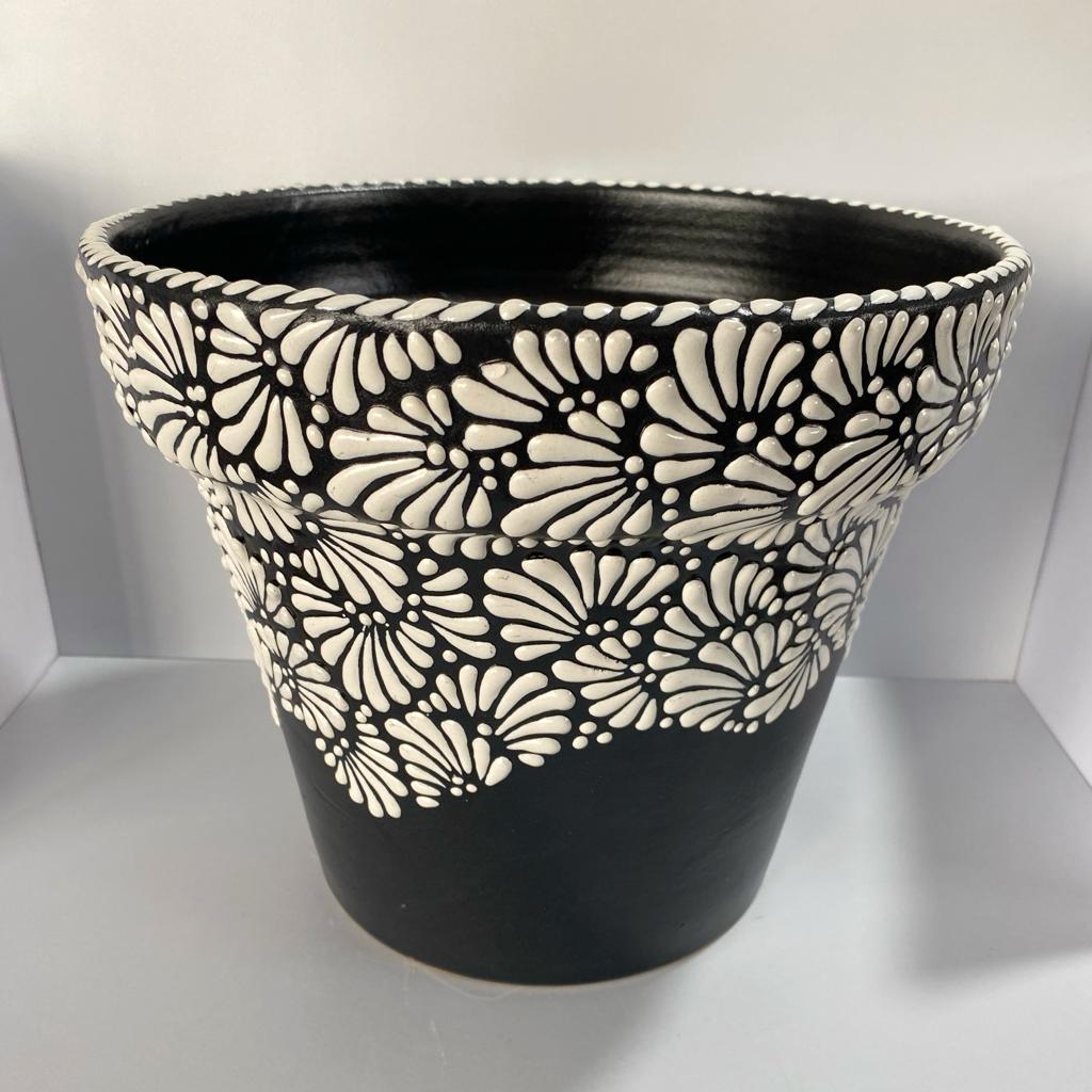MACETA LISA FONDO NEGRO DECORADO MEDIO BLANCO ESTILO MIK 25 CM