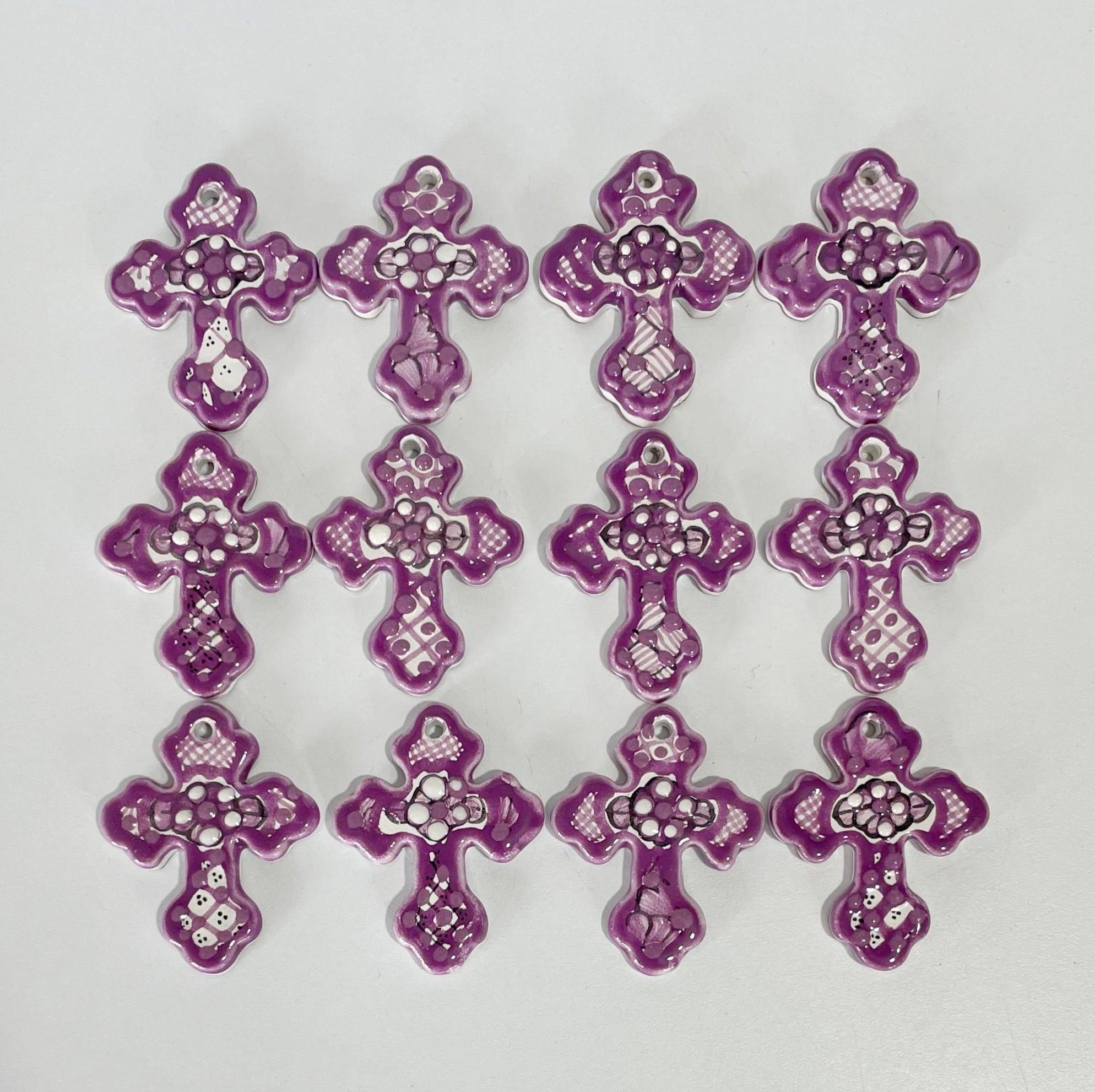CRUZ 6 CM FONDO BLANCO DECORADO FLORES MORADO NO PERSONALIZADO
