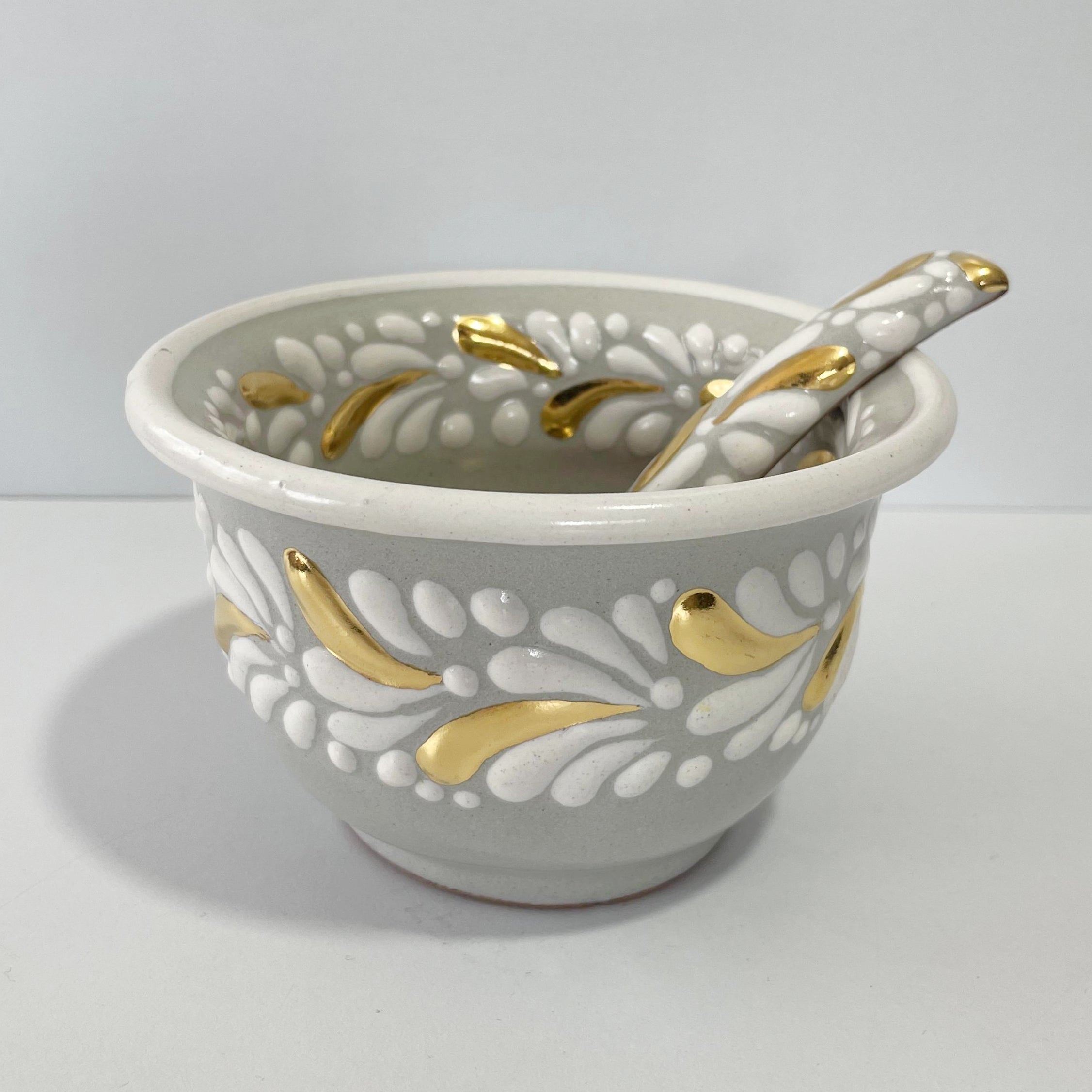 SALSERA CON CUCHARA, FONDO TRADICIONAL MIK BLANCO DESTELLOS DE ORO