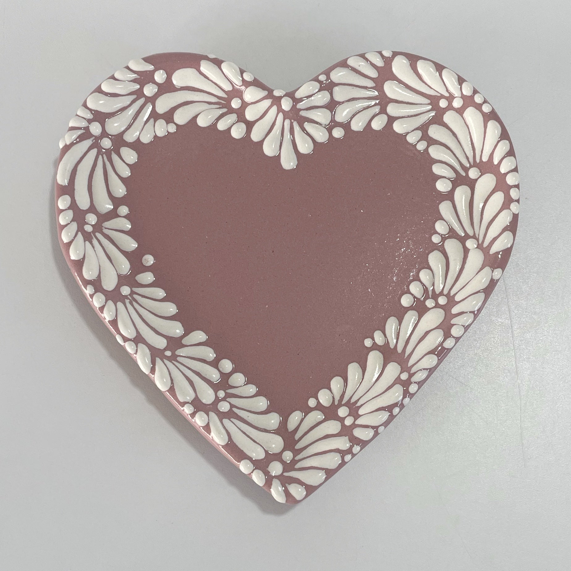 PLATO DE CORAZON 16 CM FONDO ROSA MIK BLANCO