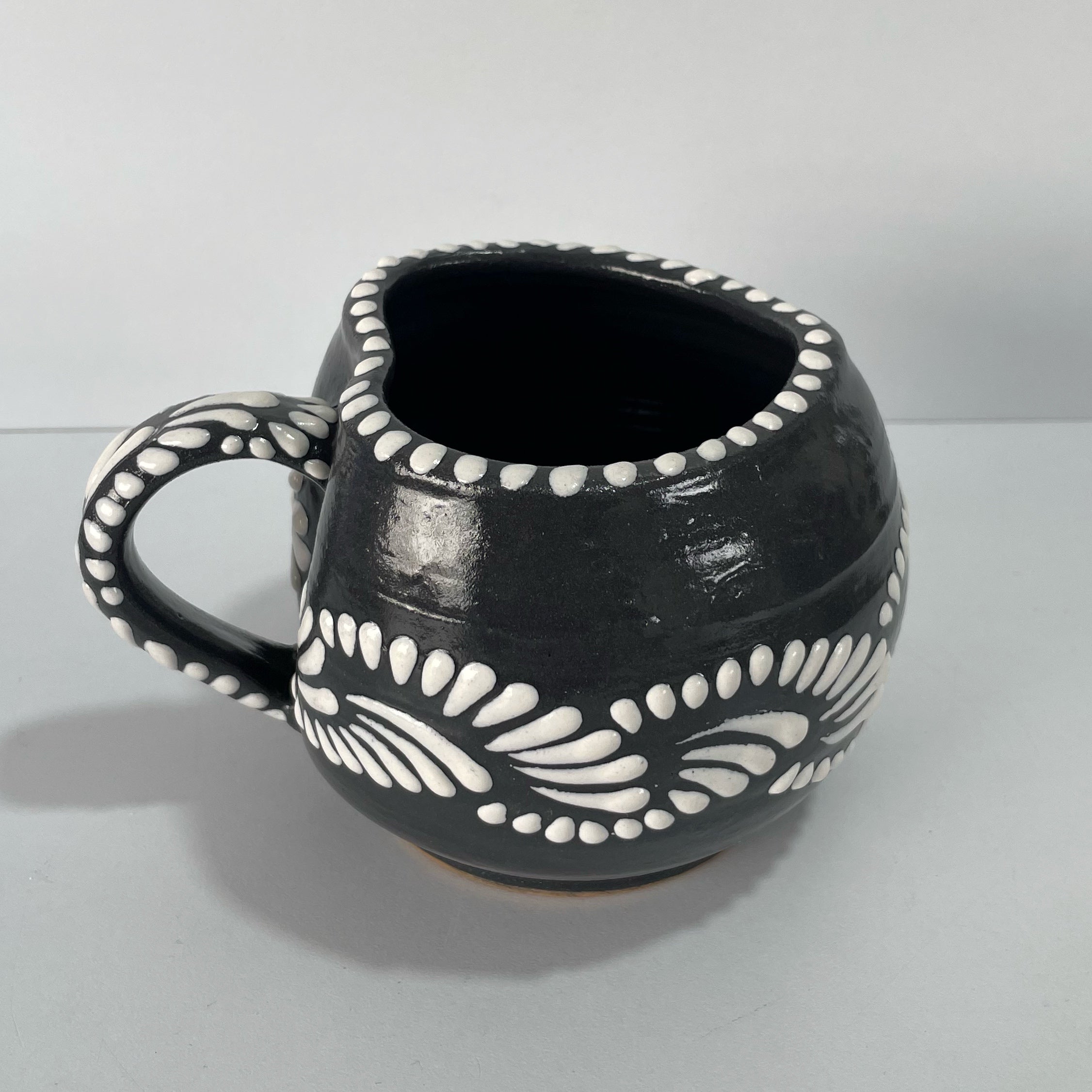 TAZA FORMA CORAZON CHOCOLATERA GRANDE FONDO NEGRO CENEFA CEFENA BLANCO