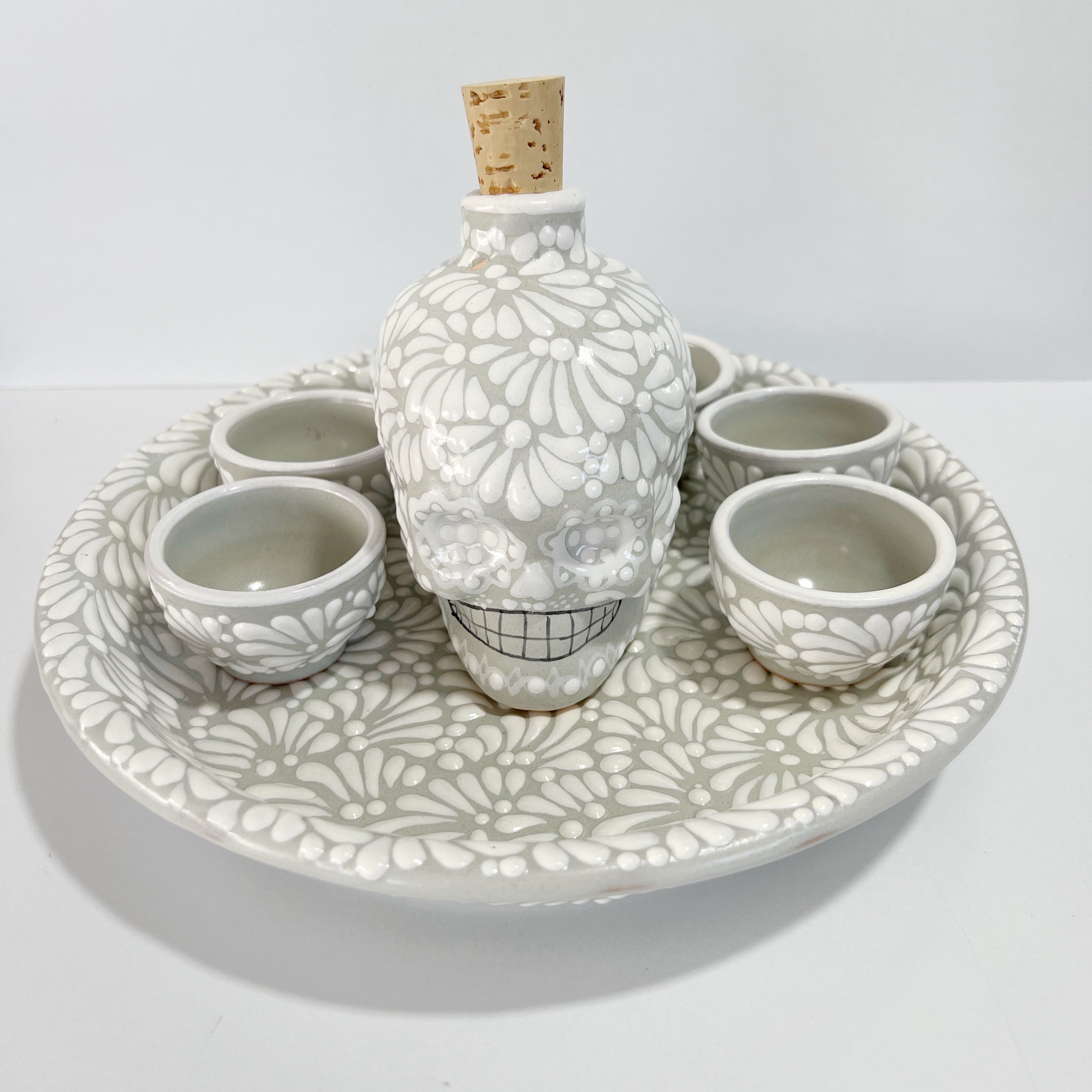 SET LICORERA FORMA DE CALAVERA FONDO TRADICIONAL MIK BLANCO
