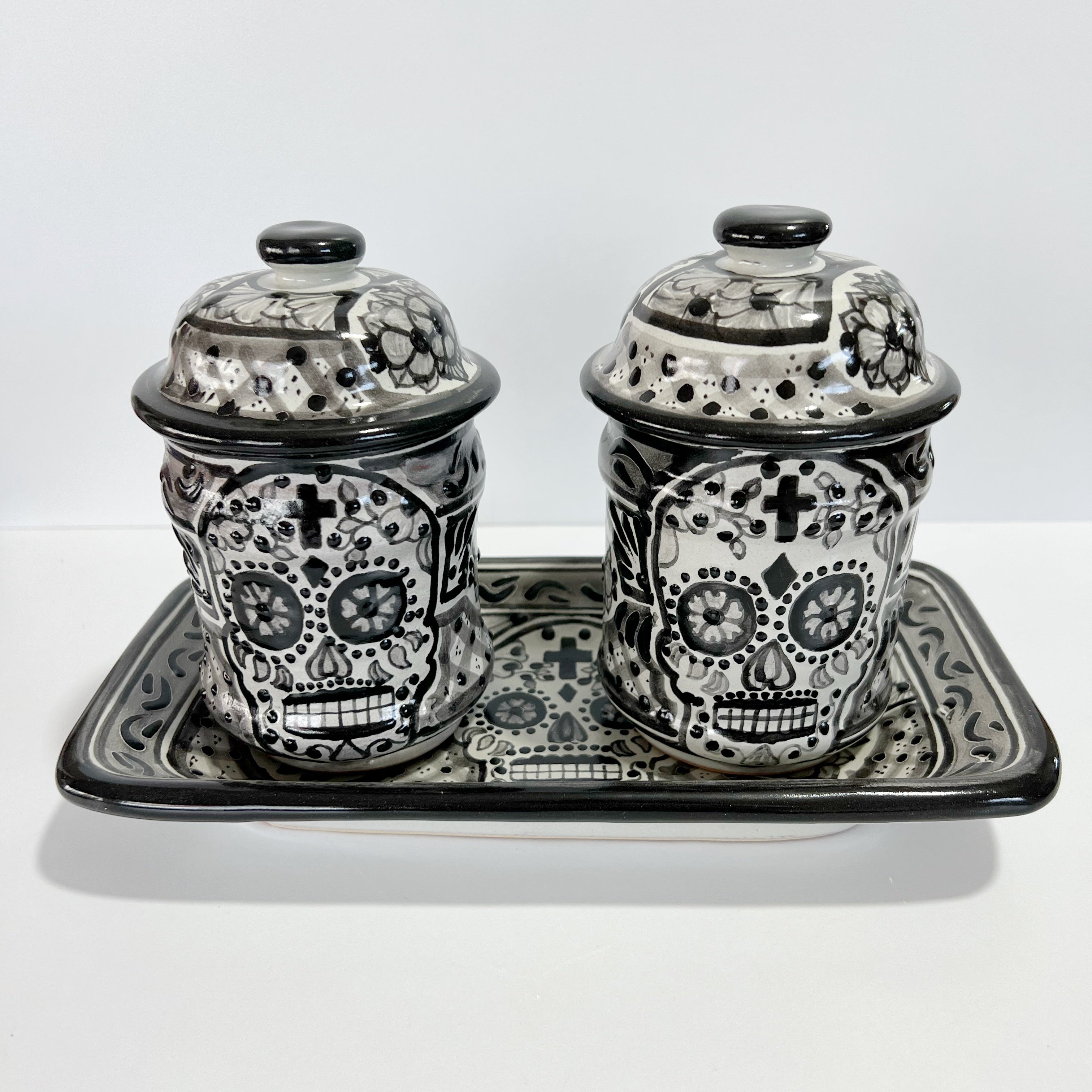 JUEGO DE CAFE Y AZUCAR BLANCO CON NEGRO CALAVERAS