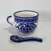 TAZA JUMBO CON CUCHARA FONDO BLANCO DECORADO FLORES AZUL COBALTO