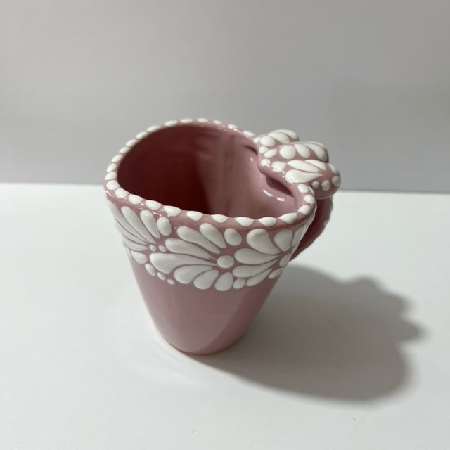 TAZA FORMA DE CORAZON FONDO ROSA DECORADO BLANCO CENEFA MIK