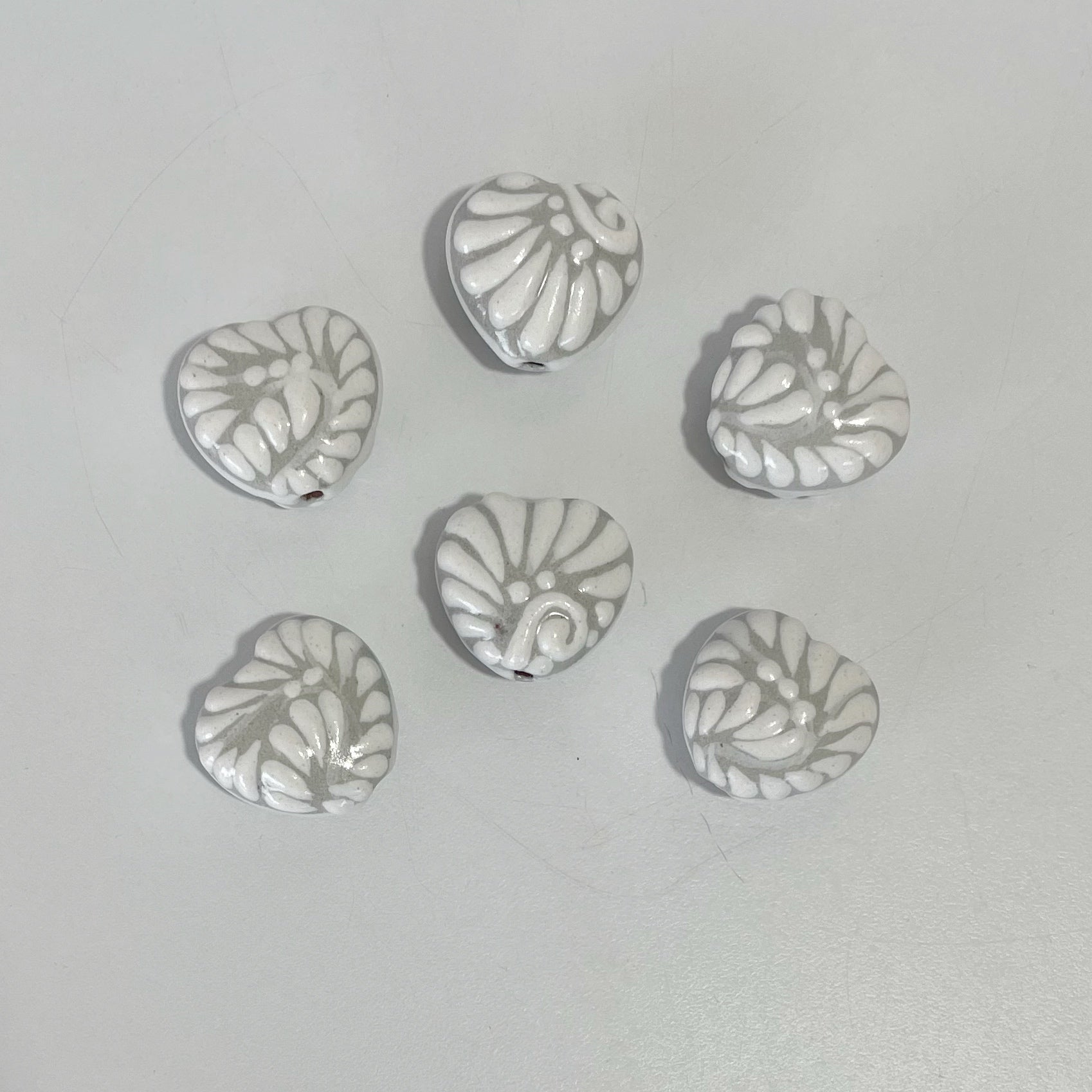 CORAZON TRIDIMENSIONAL INFLADO 2.4 CM FONDO BLANCO DECORADO BLANCO