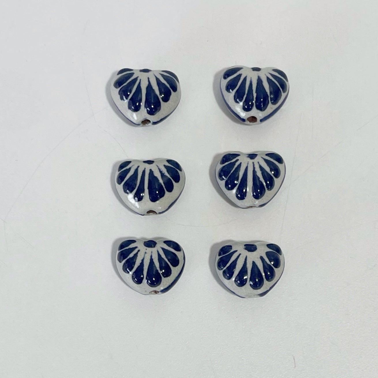 CORAZON TRIDIMENSIONAL INFLADO 1.5 CM FONDO BLANCO DECORADO AZUL COBALTO