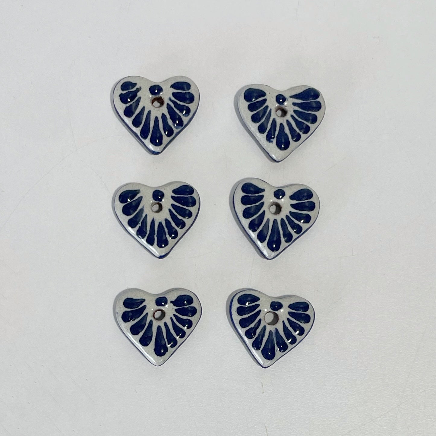 CORAZON PLANO CERRADO 2.1 CM FONDO TRADICIONAL DECORADO AZUL COBALTO