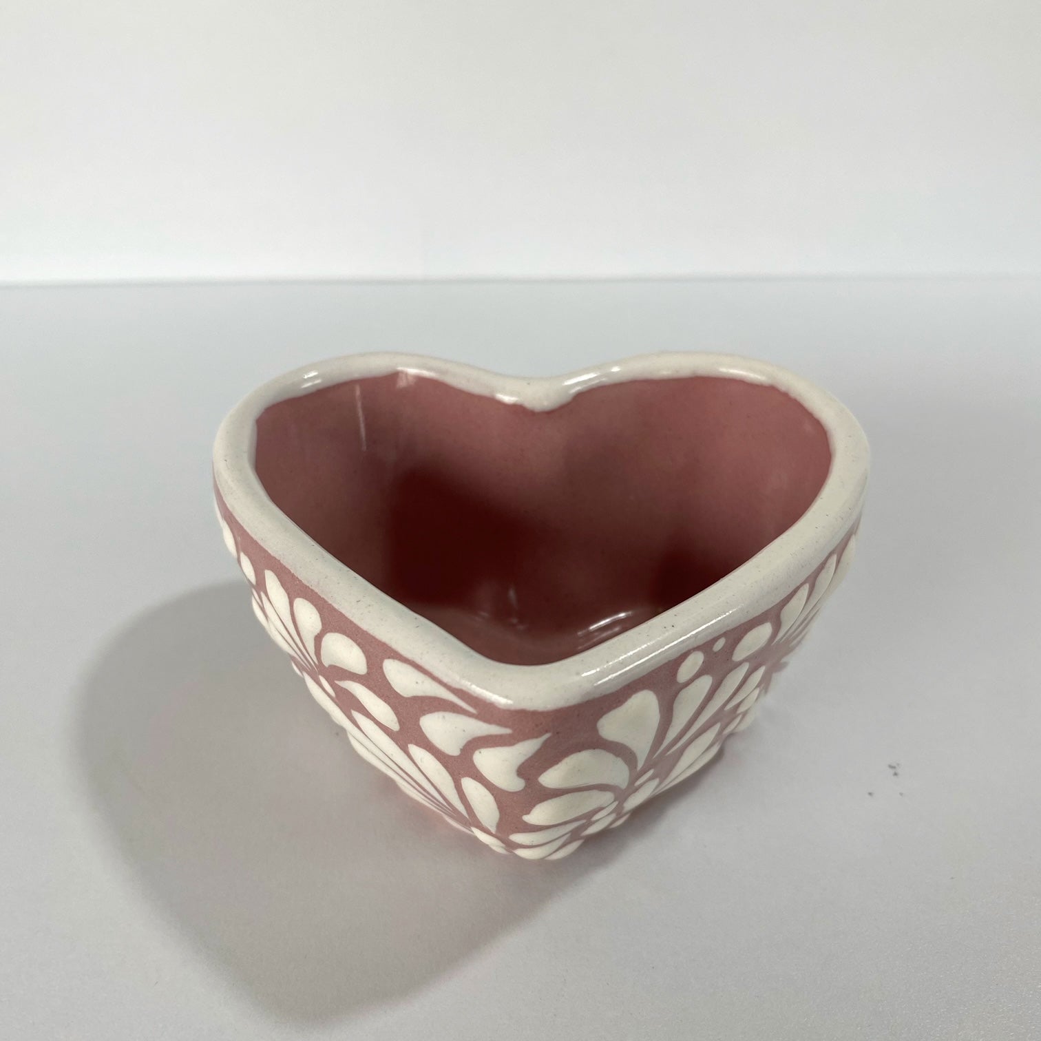 TAZÓN FORMA DE CORAZÓN, FONDO ROSA DECORADO BLANCO MIK
