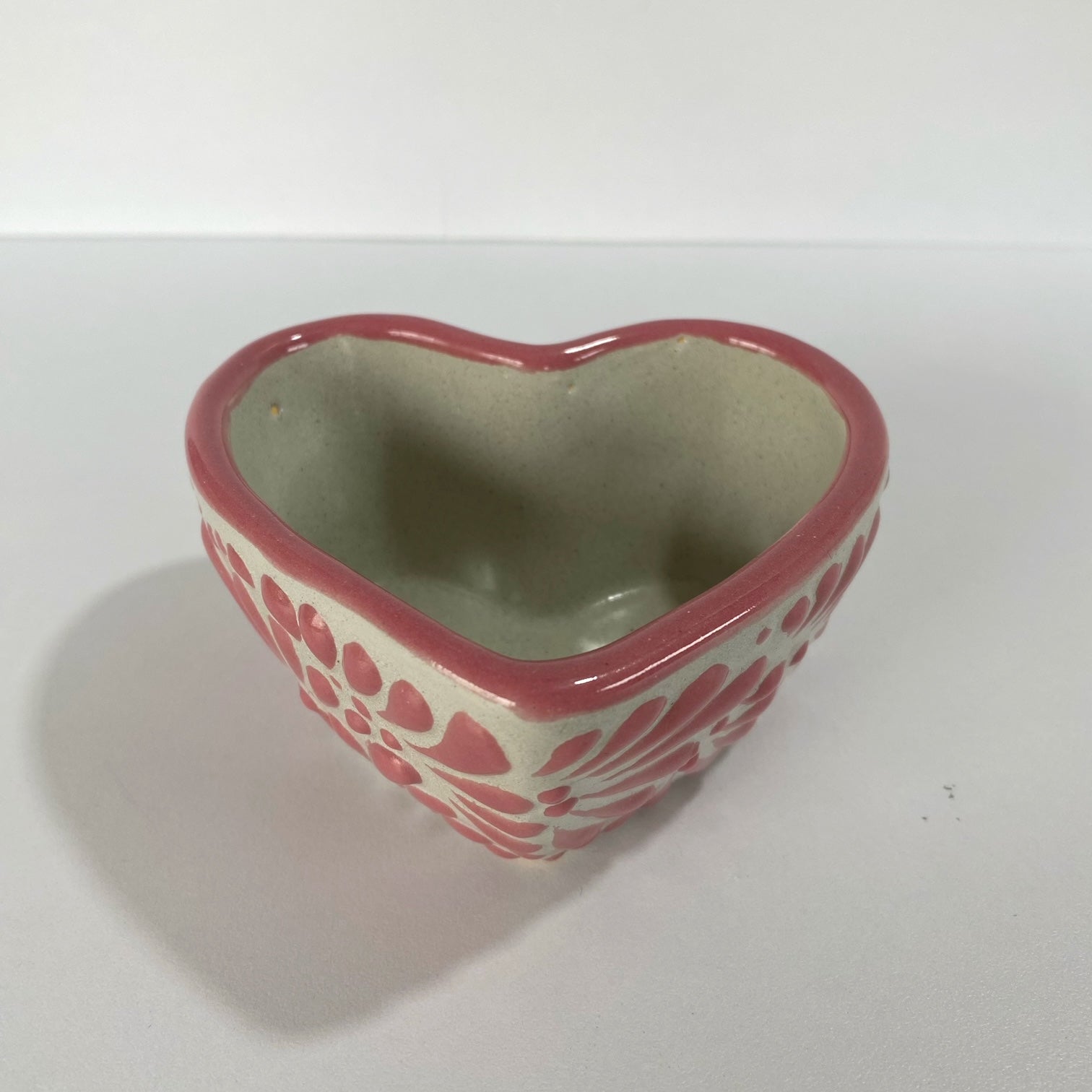 TAZON 10 CM FORMA DE CORAZON FONDO BLANCO DECORADO ROSA MIK