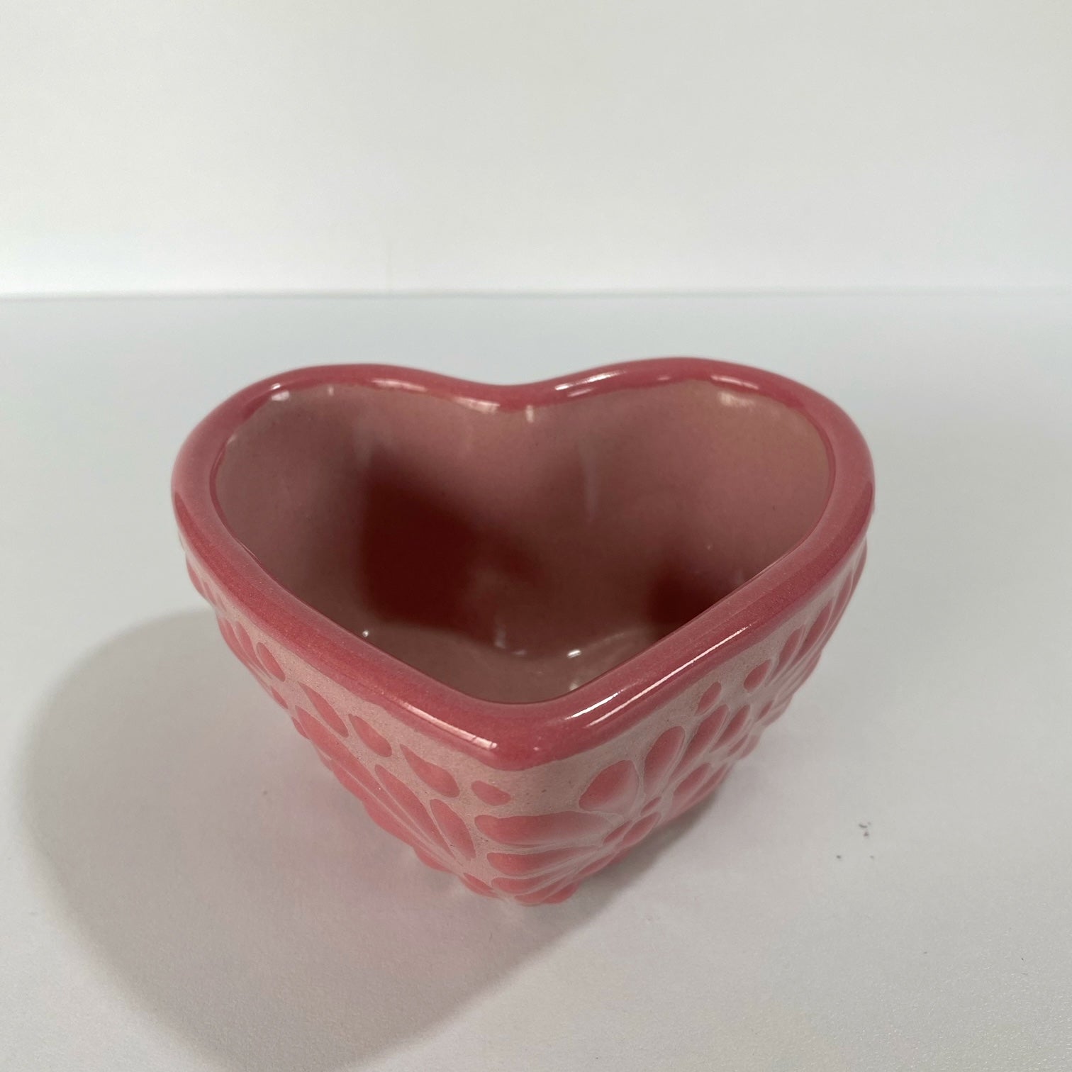 TAZON 10 CM FORMA DE CORAZON FONDO ROSA, DECORADO ROSA MIK