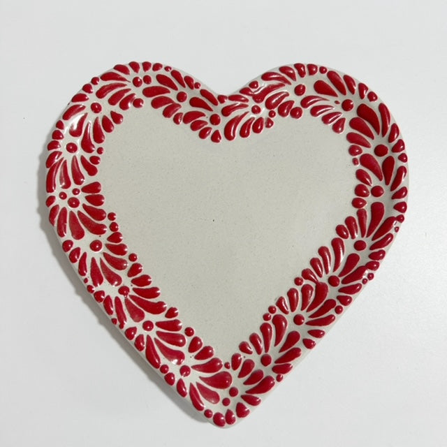 PLATO DE CORAZON 16 CM FONDO BLANCO, DECORADO ROJO CENEFA MIK