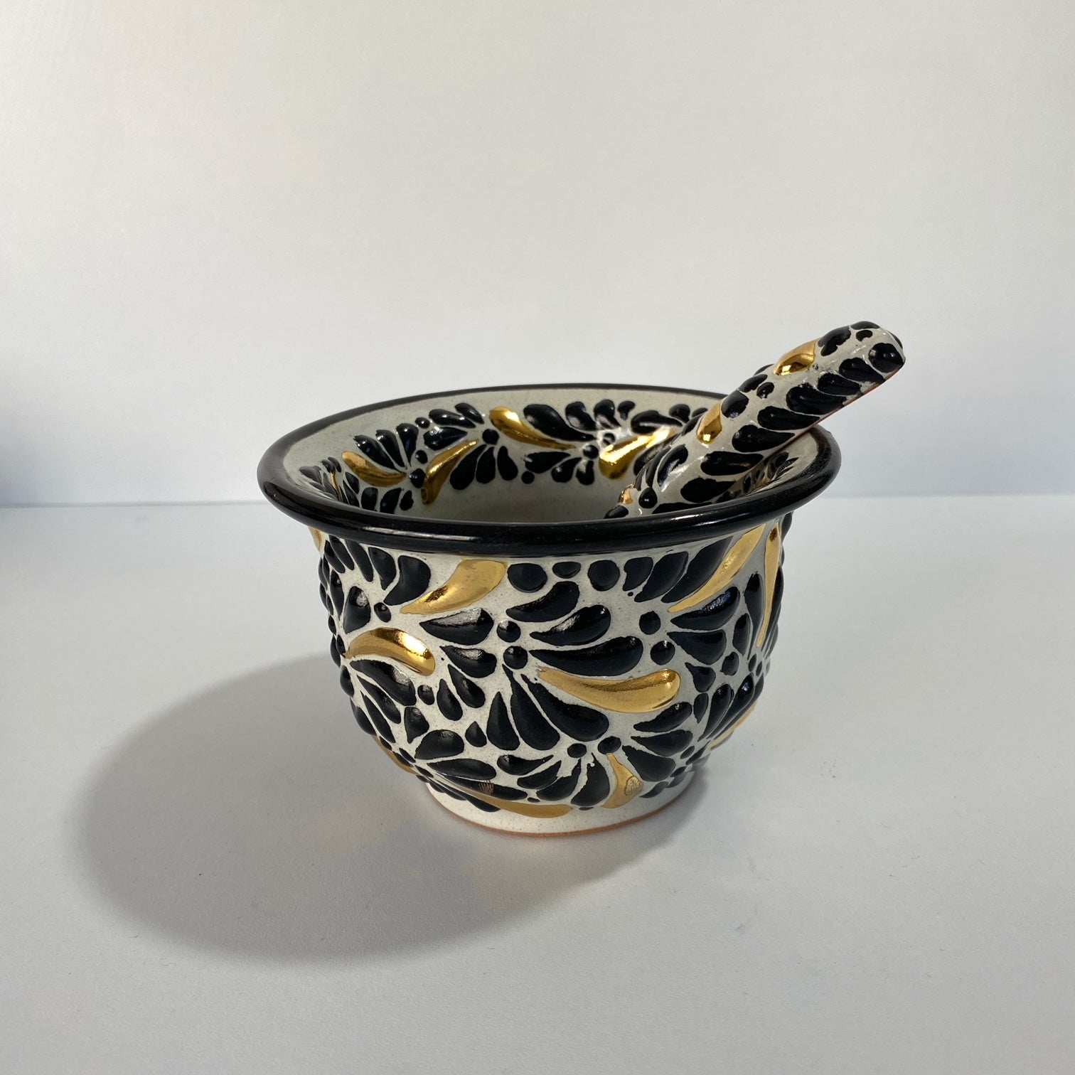 SALSERA CON CUCHARA FONDO TRADICIONAL MIK NEGRO DESTELLOS DE ORO