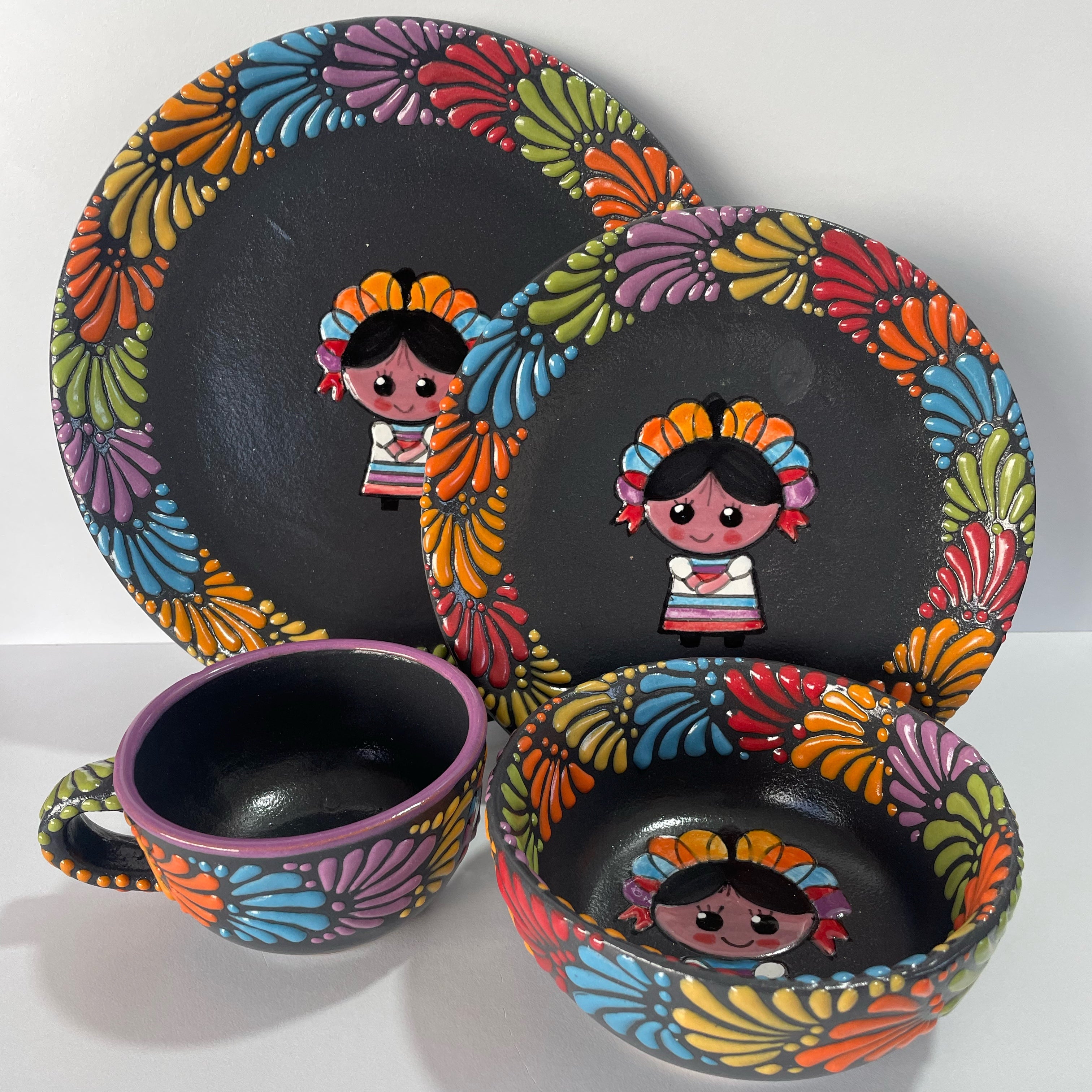 VAJILLA FONDO NEGRO MIK CENEFA MULTICOLOR MUÑECA LISTONES VERSION TAZA