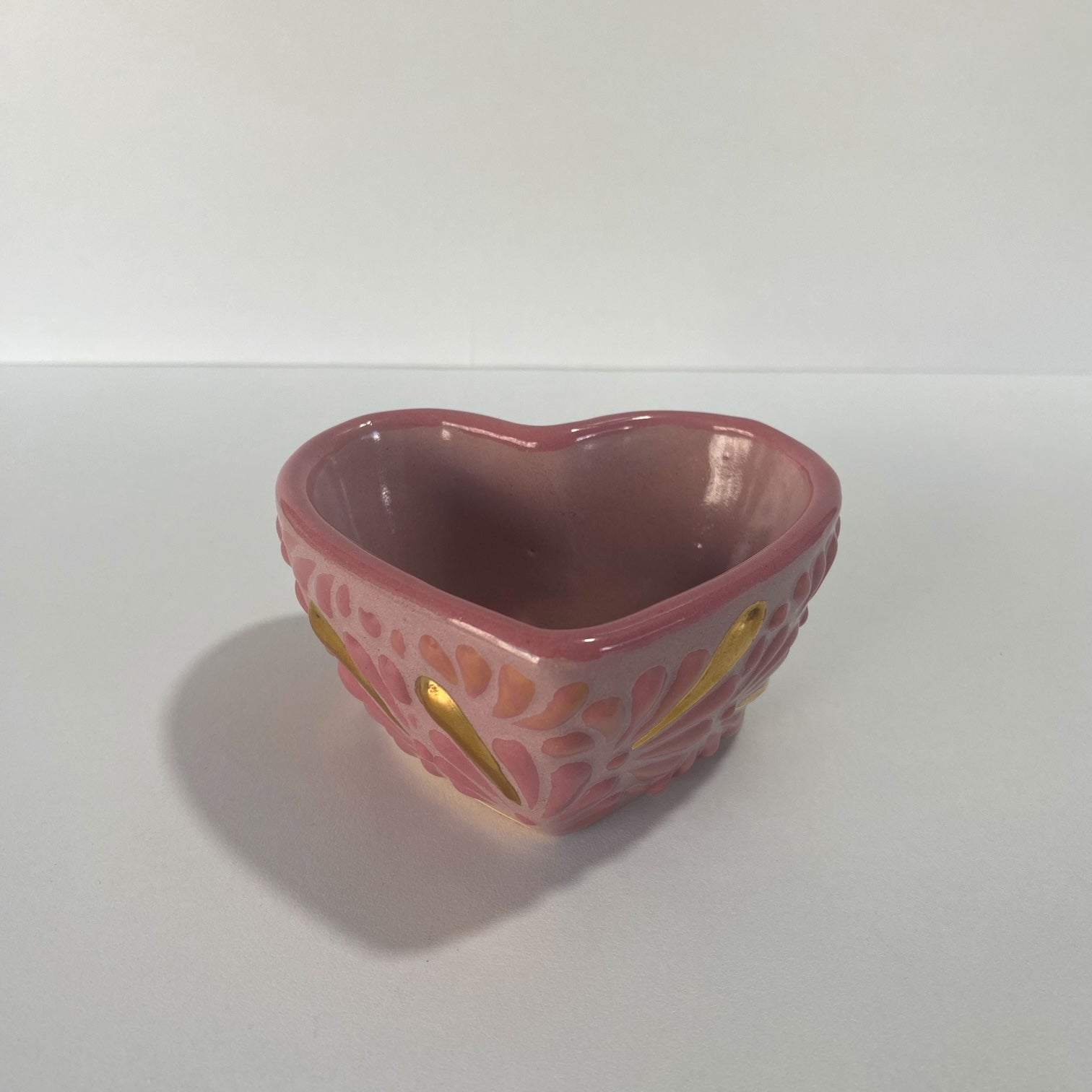 TAZÓN FORMA DE CORAZÓN ROSA DESTELLOS DE ORO