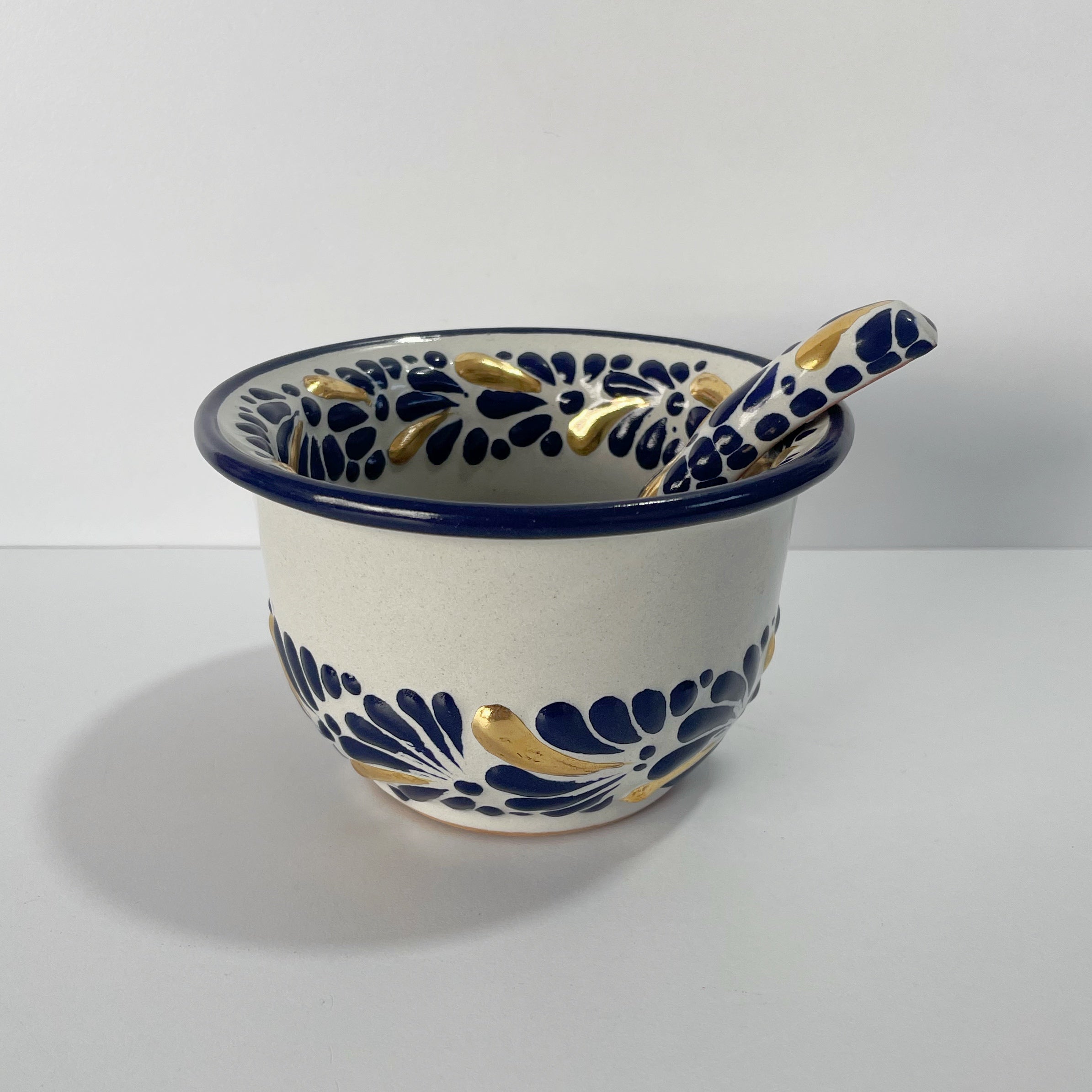 SALSERA CON CUCHARA, FONDO BLANCO CENEFA MIK AZUL COBALTO DESTELLOS DE ORO