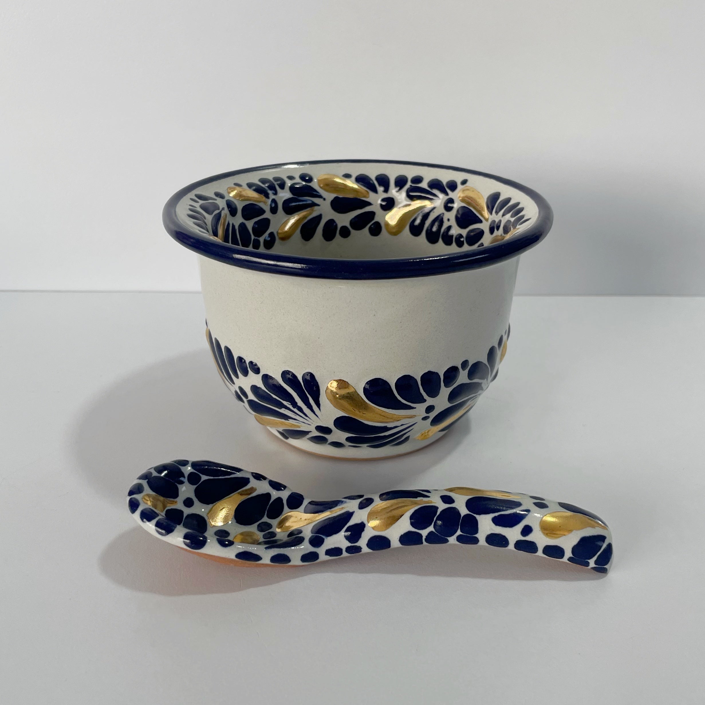 SALSERA CON CUCHARA, FONDO BLANCO CENEFA MIK AZUL COBALTO DESTELLOS DE ORO