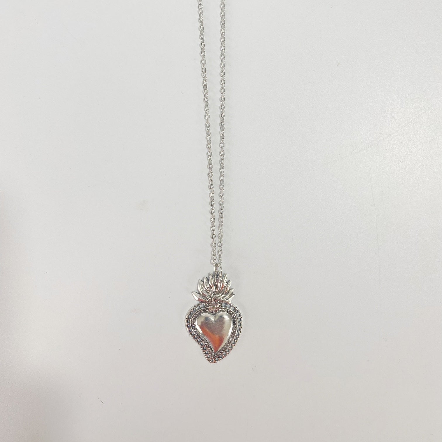 CADENA DIJE CORAZÓN LLAMAS COLOR PLATA