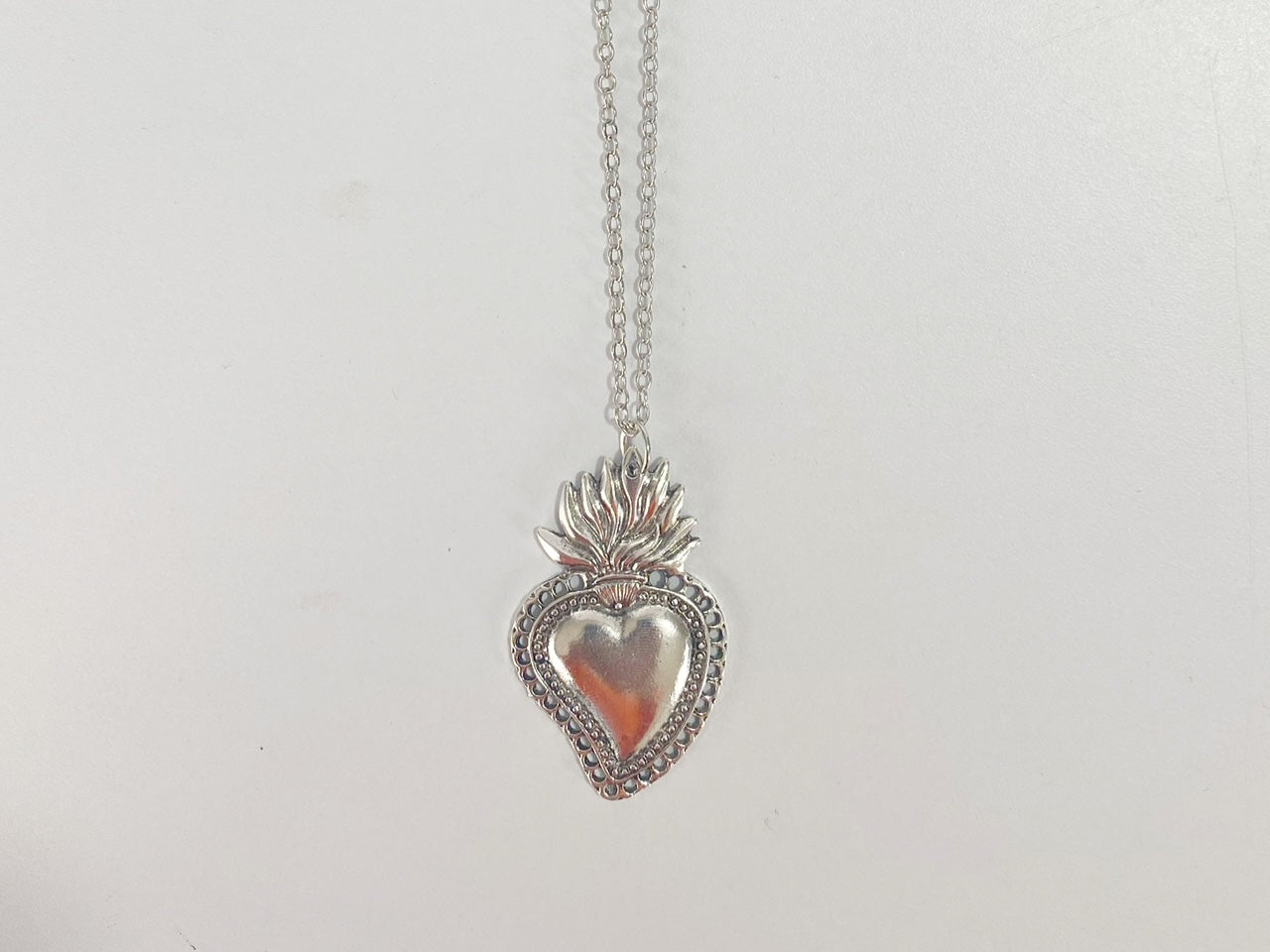 CADENA DIJE CORAZÓN LLAMAS COLOR PLATA