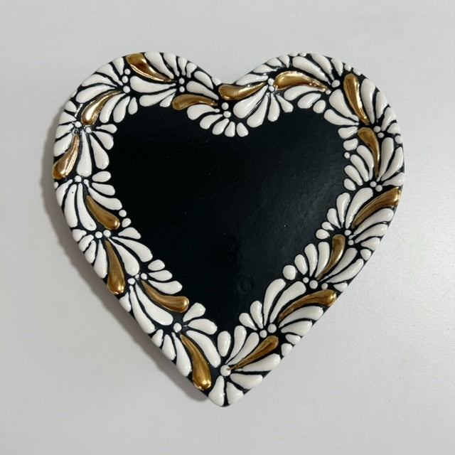 PLATO DE CORAZON 16 CM FONDO NEGRO, DECORADO BLANCO MIK DESTELLO ORO