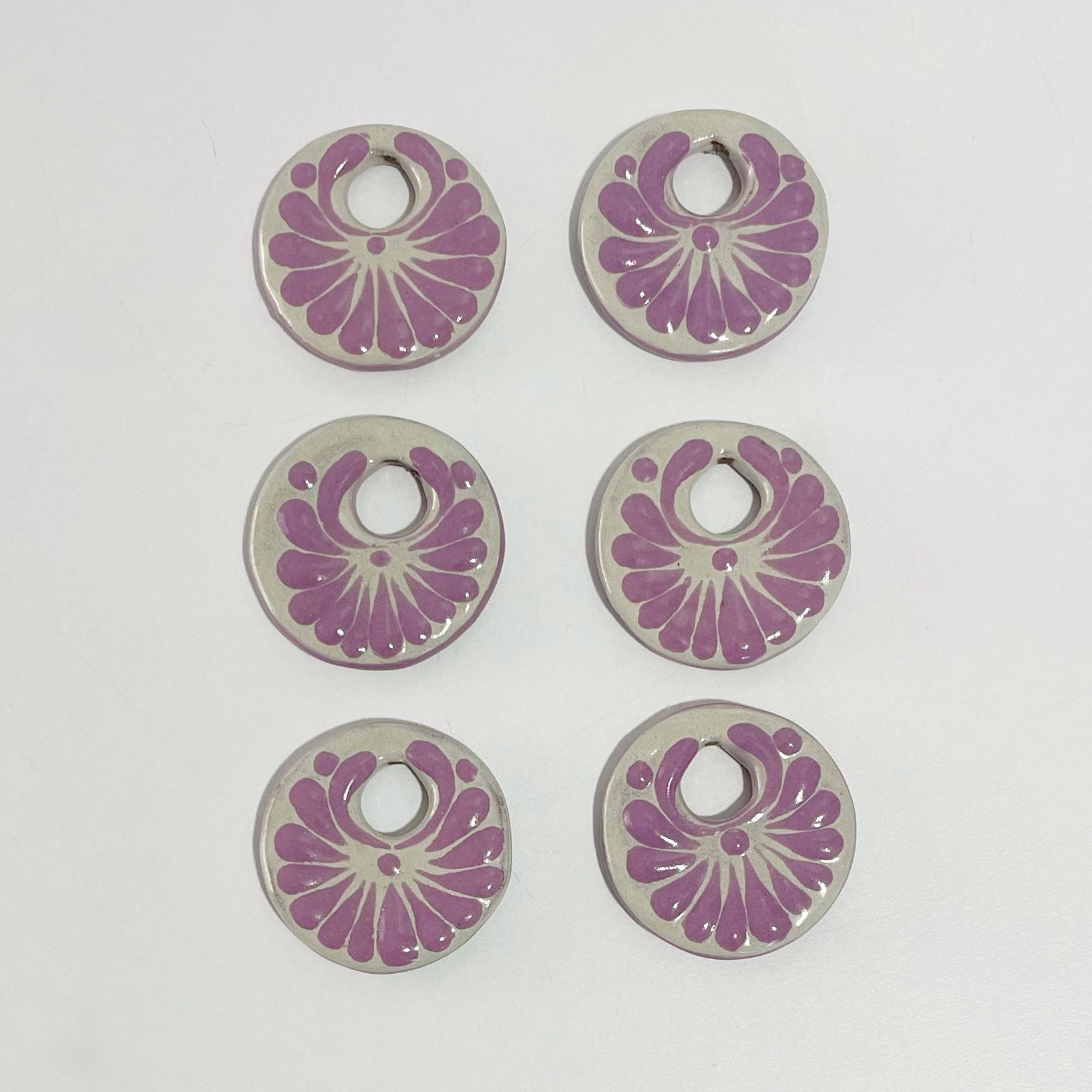 CIRCULO DIJE 2 DECORADO AMBOS LADOS MORADO 4 CM