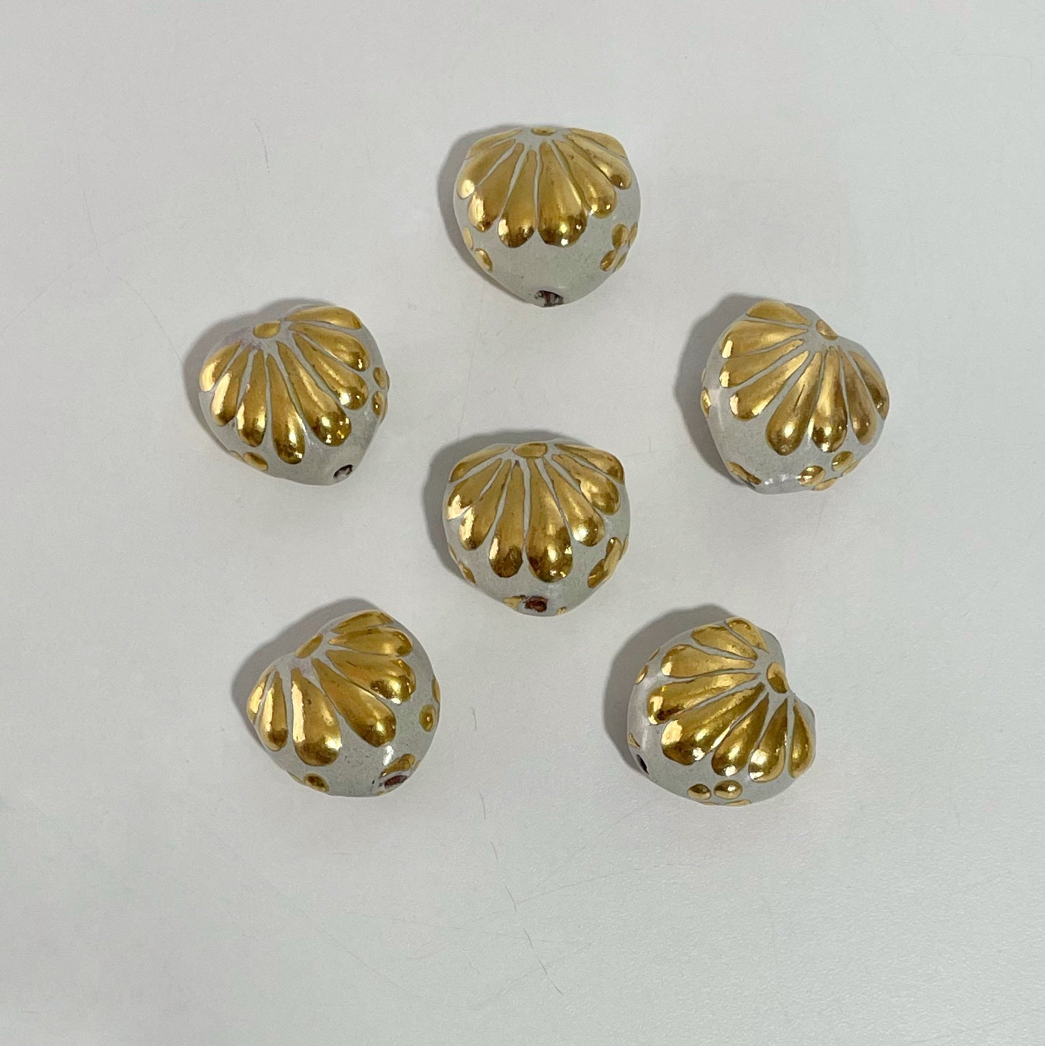 CORAZON TRIDIMENSIONAL INFLADO 2.4 CM FONDO BLANCO DESTELLOS DE ORO