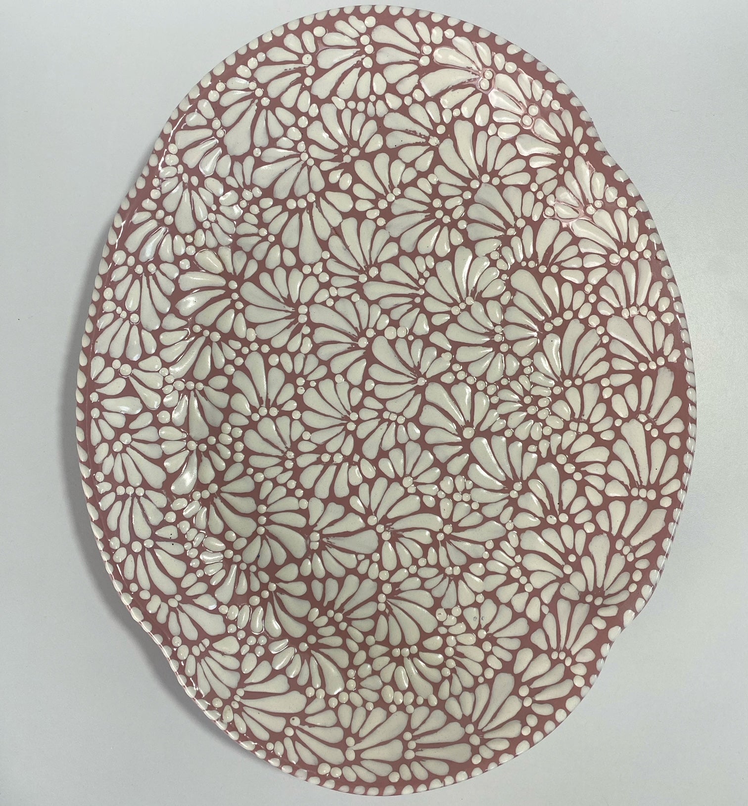PLATÓN 40 CM FONDO ROSA DECORADO BLANCO