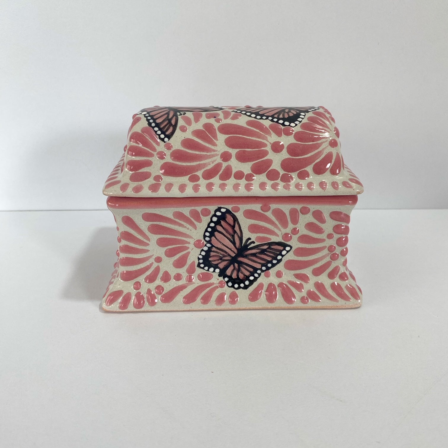 COFRE MEDIANO MARIPOSAS FONDO TRADICIONAL MIK ROSA