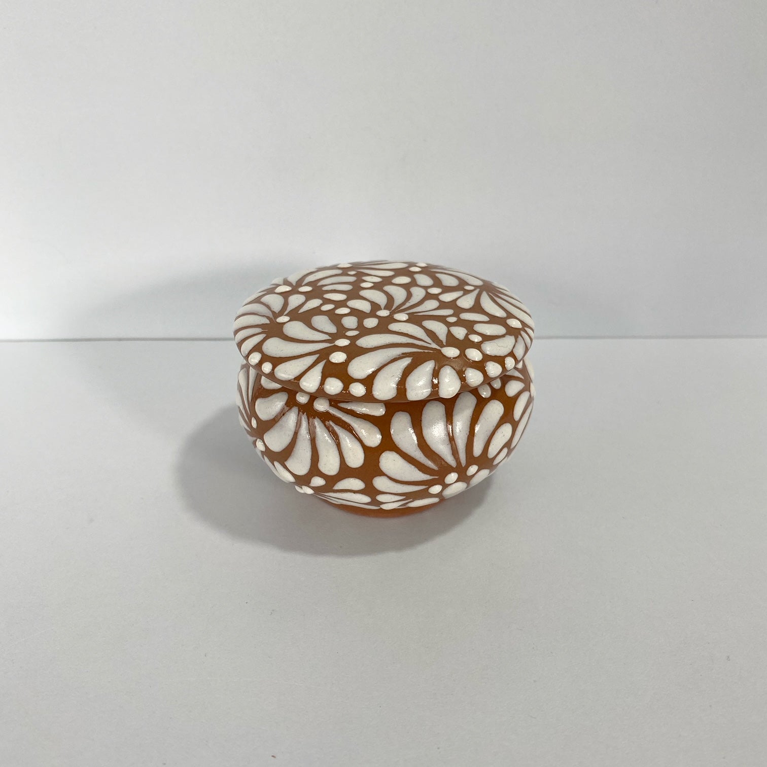 ALHAJERO TAPA PLANA FONDO CAFÉ DECORADO BLANCO MIK