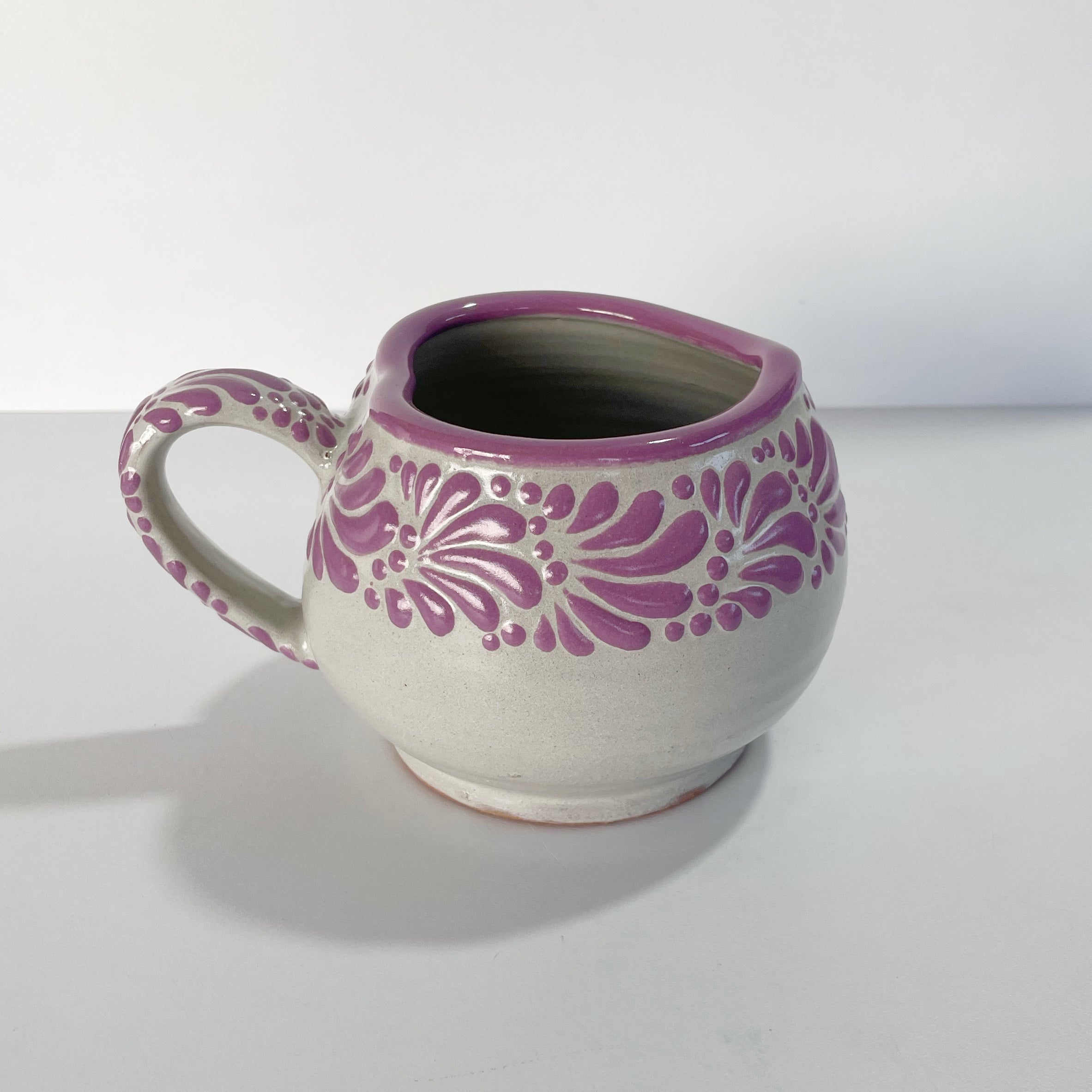 TAZA FORMA CORAZON CHOCOLATERA GRANDE FONDO BLANCO CENEFA MIK MORADO