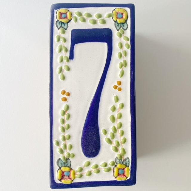 NUMERO EXTERIOR SIETE