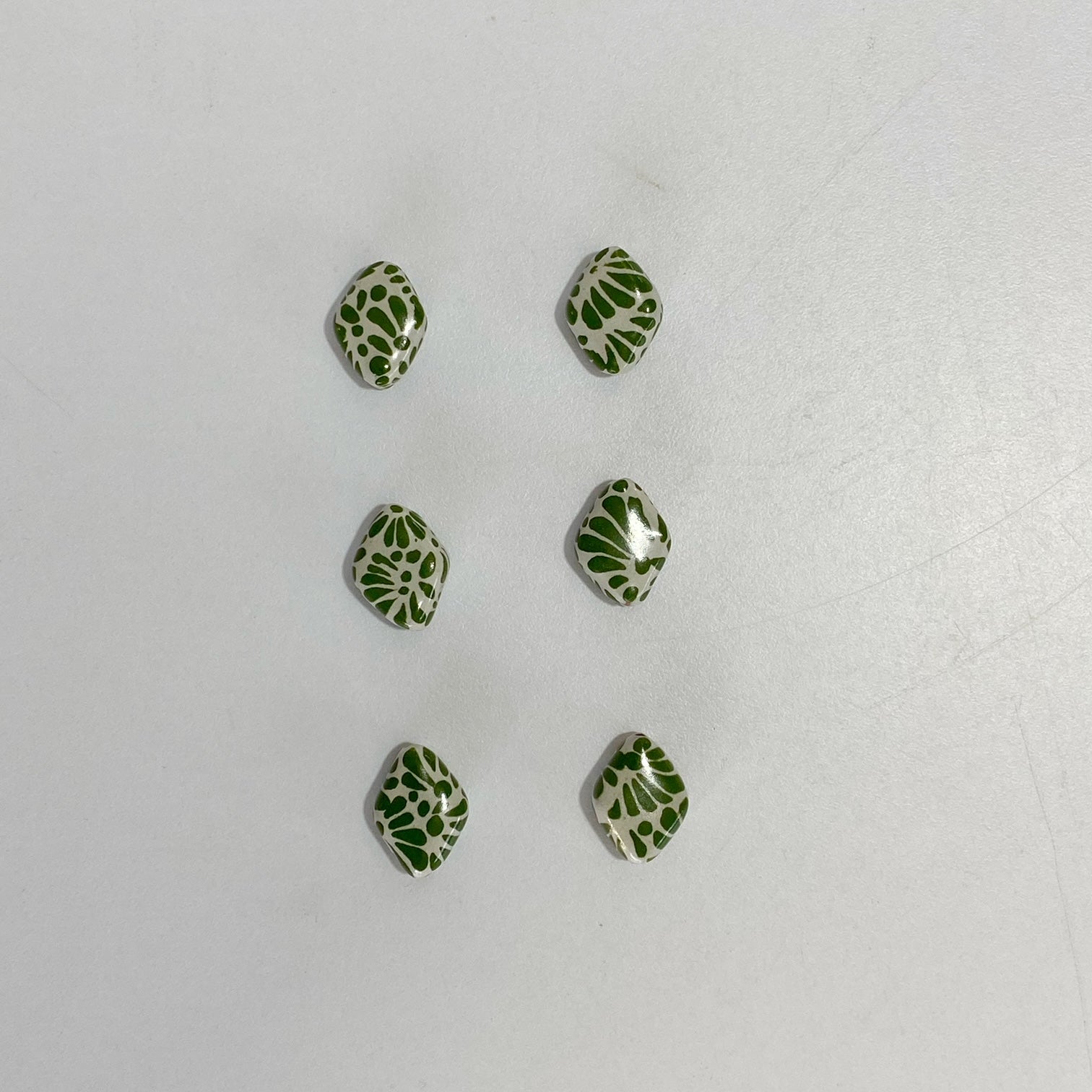 ROMBO PLANO 2 CM X 1.5 CM FONDO BLANCO DECORADO VERDE