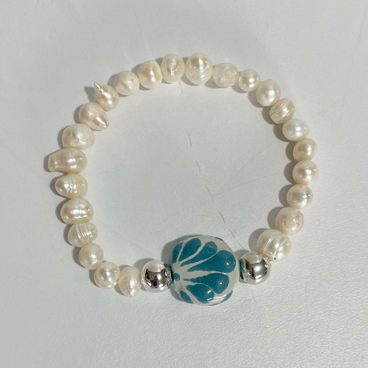 PULSERA CIRCULO FONDO BLANCO DECORADO AZUL TURQUESA