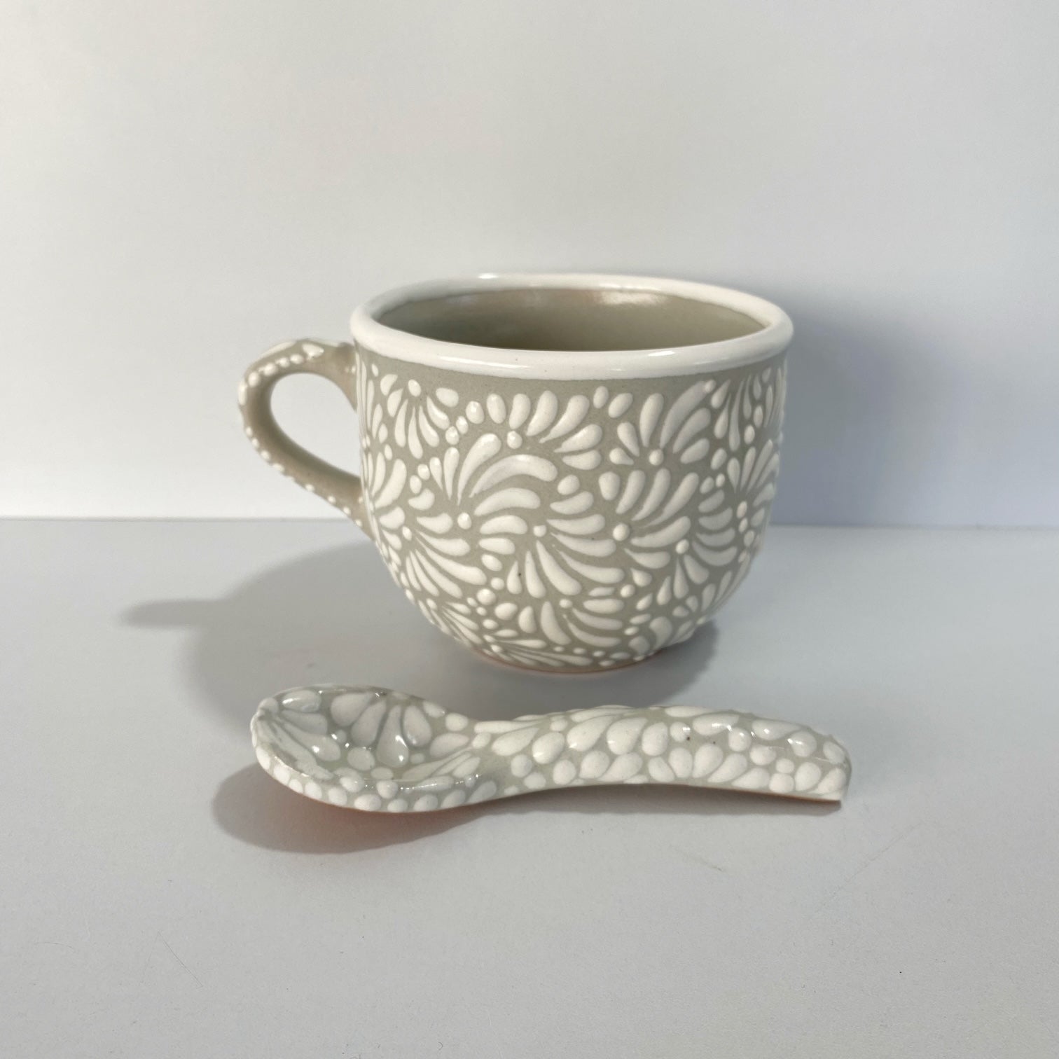 TAZA JUMBO CON CUCHARA FONDO BLANCO DECORADO BLANCO MIK